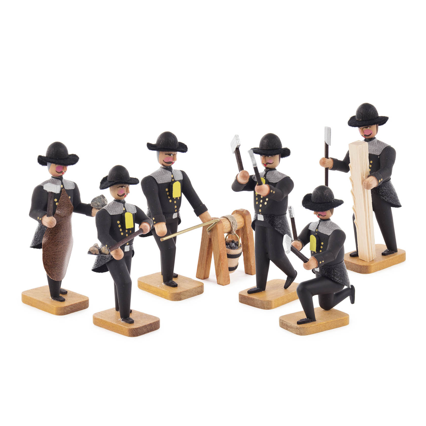 Sechs Bergmannfiguren aus Holz, in traditioneller Bergmannskleidung mit Werkzeugen, stehende und kniende Posen, um einen Haspel gruppiert. im Dregeno Online Shop günstig kaufen