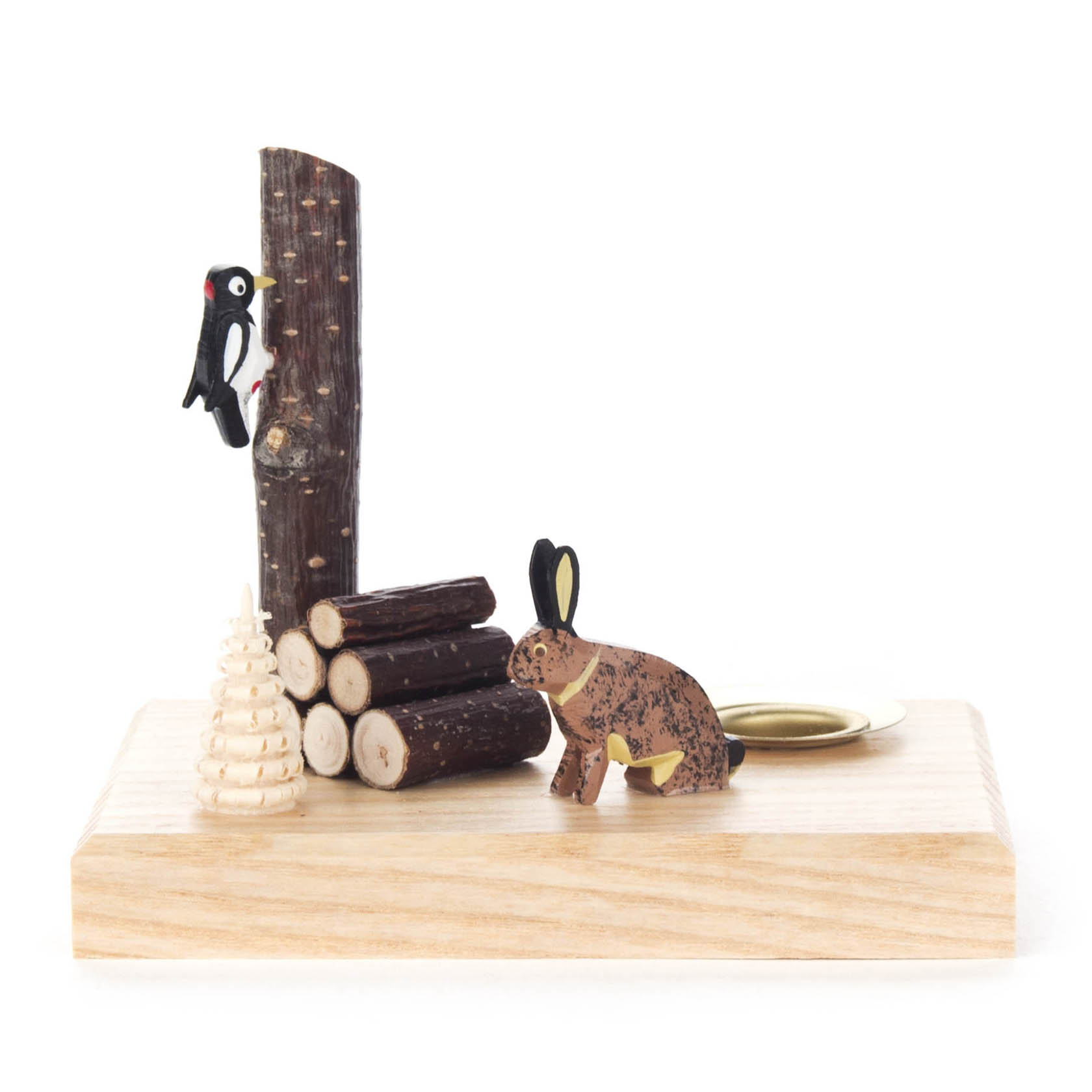 Holz-Kerzenhalter mit Dekoration: Hase, Specht und Baumstämme zur Aufnahme einer 14mm Kerze. im Dregeno Online Shop günstig kaufen