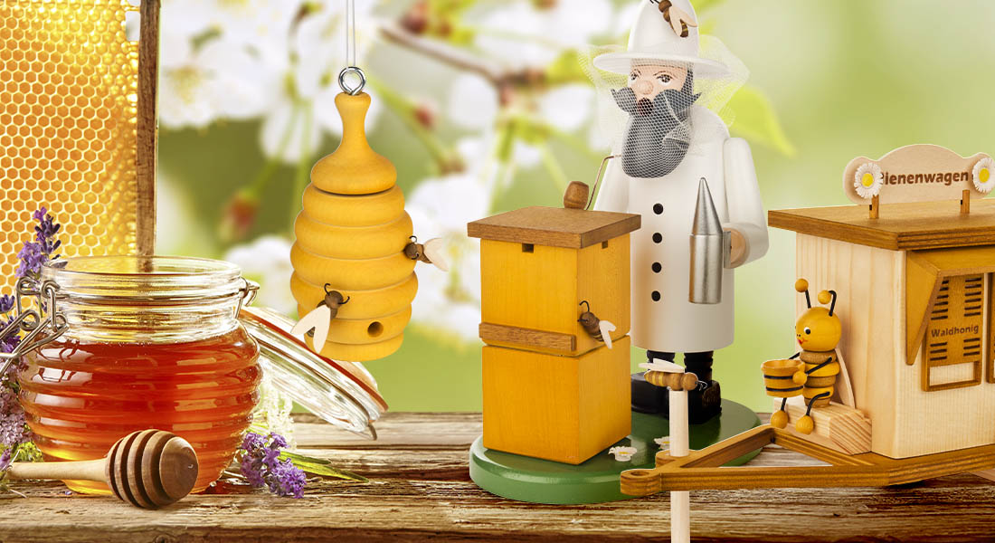 Drei erzgebirgische Räucherfiguren: Bienenkorb, Imker mit Bienenstock und Bienenwagen