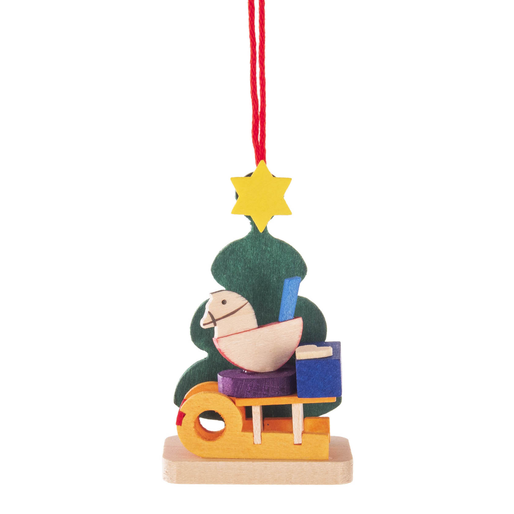 Ein Christbaum-Dekoration besteht aus einem Holzschlitten mit bunten Geschenken und einem Pferd, das vor einem grünen Baum mit gelbem Stern positioniert ist. im Dregeno Online Shop günstig kaufen