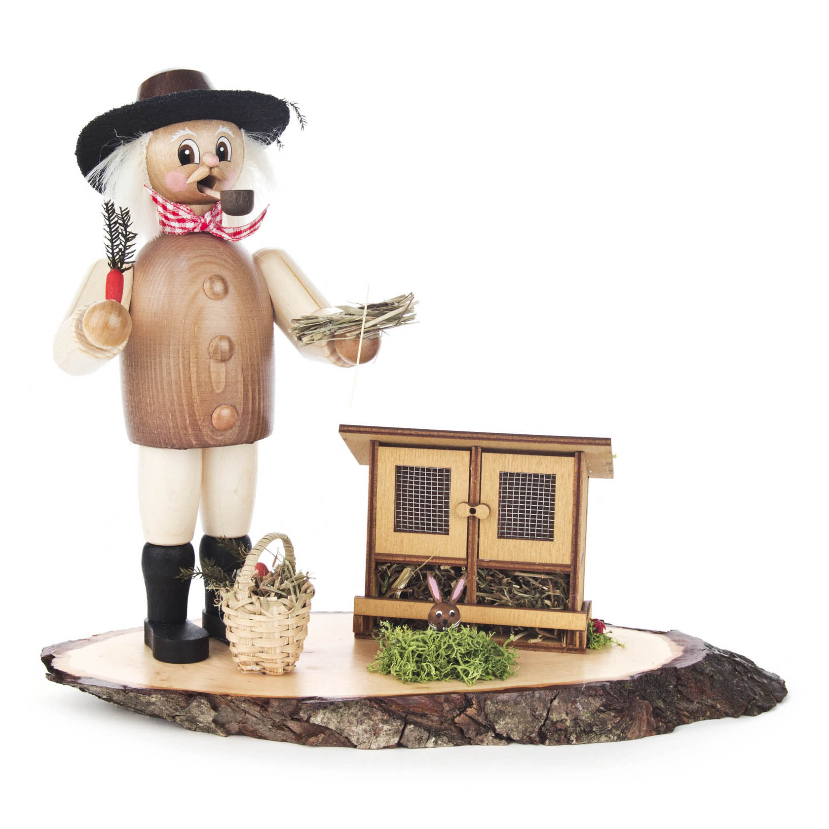 Ein Räuchermann in Tracht mit Pfeife, Hut und einem Hasenstall. Er hält Heu und ein Rotkehlchen in den Händen. Neben ihm ein Korb mit Heu und ein Hase im Stall. im Dregeno Online Shop günstig kaufen
