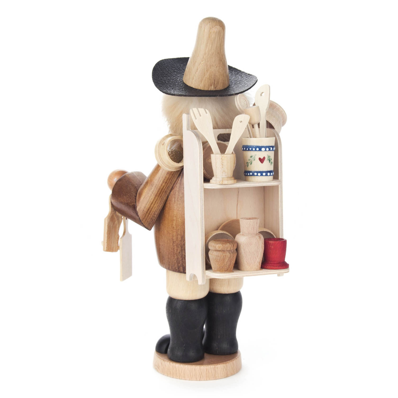 Räuchermann in Form eines Holzwarenhändlers mit schwarzem Hut, schwarzer Hose und einem Rucksack, der Holzutensilien und Töpfe enthält.