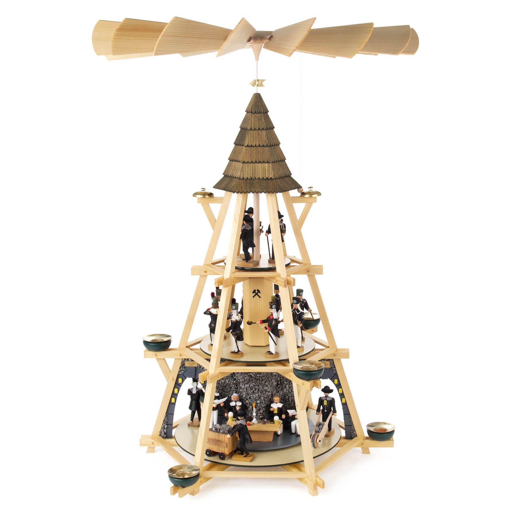 Dreistöckige Holzpyramide mit Kerzenhaltern und Mettenschicht, verziert mit handgeschnitzten Figuren von Bergleuten und Musikanten. im Dregeno Online Shop günstig kaufen