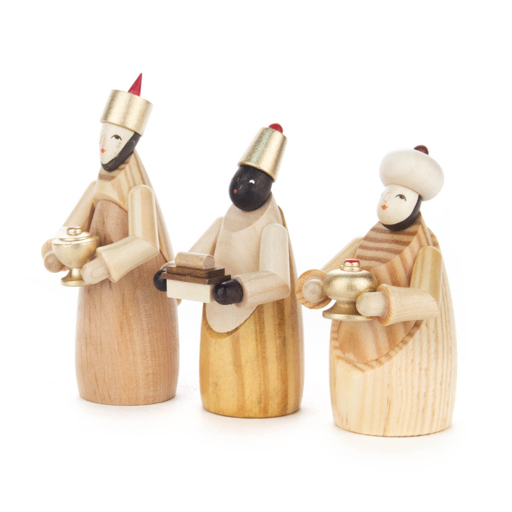Drei Holzfiguren der Heiligen Drei Könige, jeder mit einer Krone. Die Figuren halten Geschenke: eine Schale, ein Buch und eine Kanne. im Dregeno Online Shop günstig kaufen