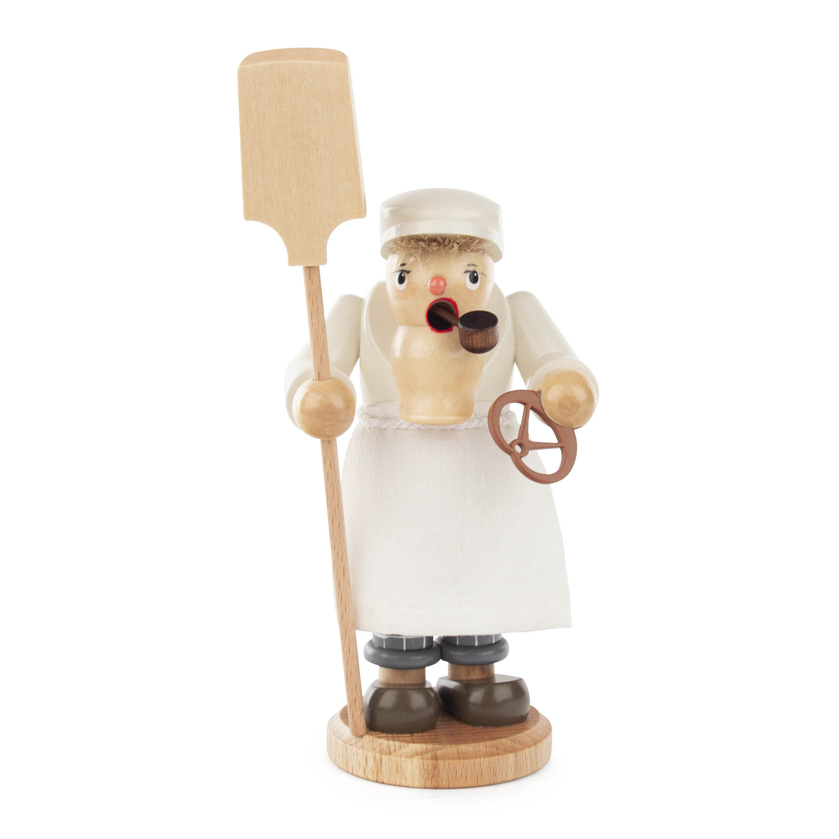 Ein Mini-Räuchermann in Form eines Bäckers mit weißer Bäckermütze und Schürze, hält einen Brot-Peitsche und ein kleines Brezel. Er hat eine rote Nase und raucht. im Dregeno Online Shop günstig kaufen