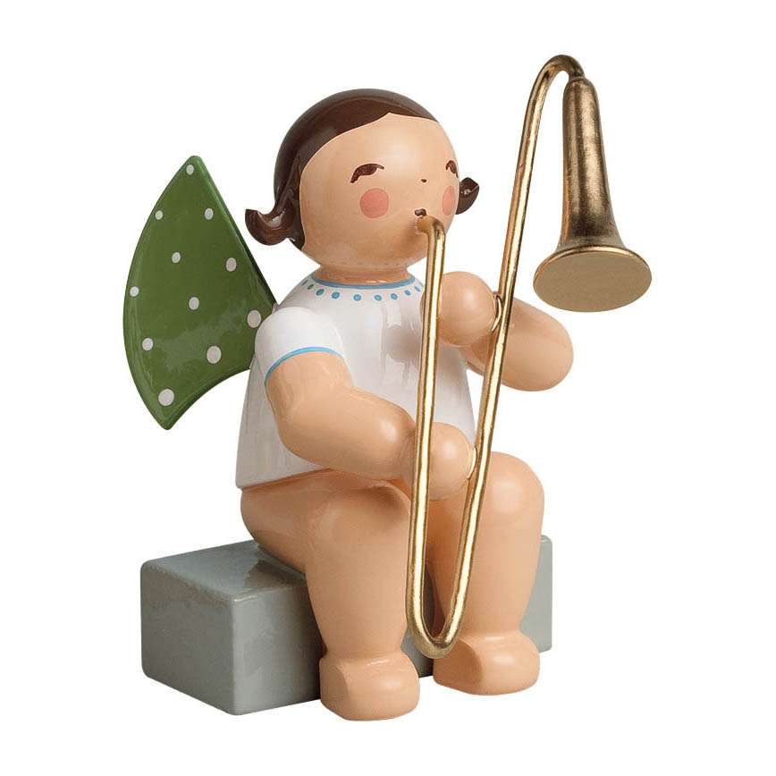 Ein Engel mit braunem Haar, grün-weiß gepunkteten Flügeln spielt eine goldene Zugposaune, sitzt auf einem grauen Sockel. im Dregeno Online Shop günstig kaufen