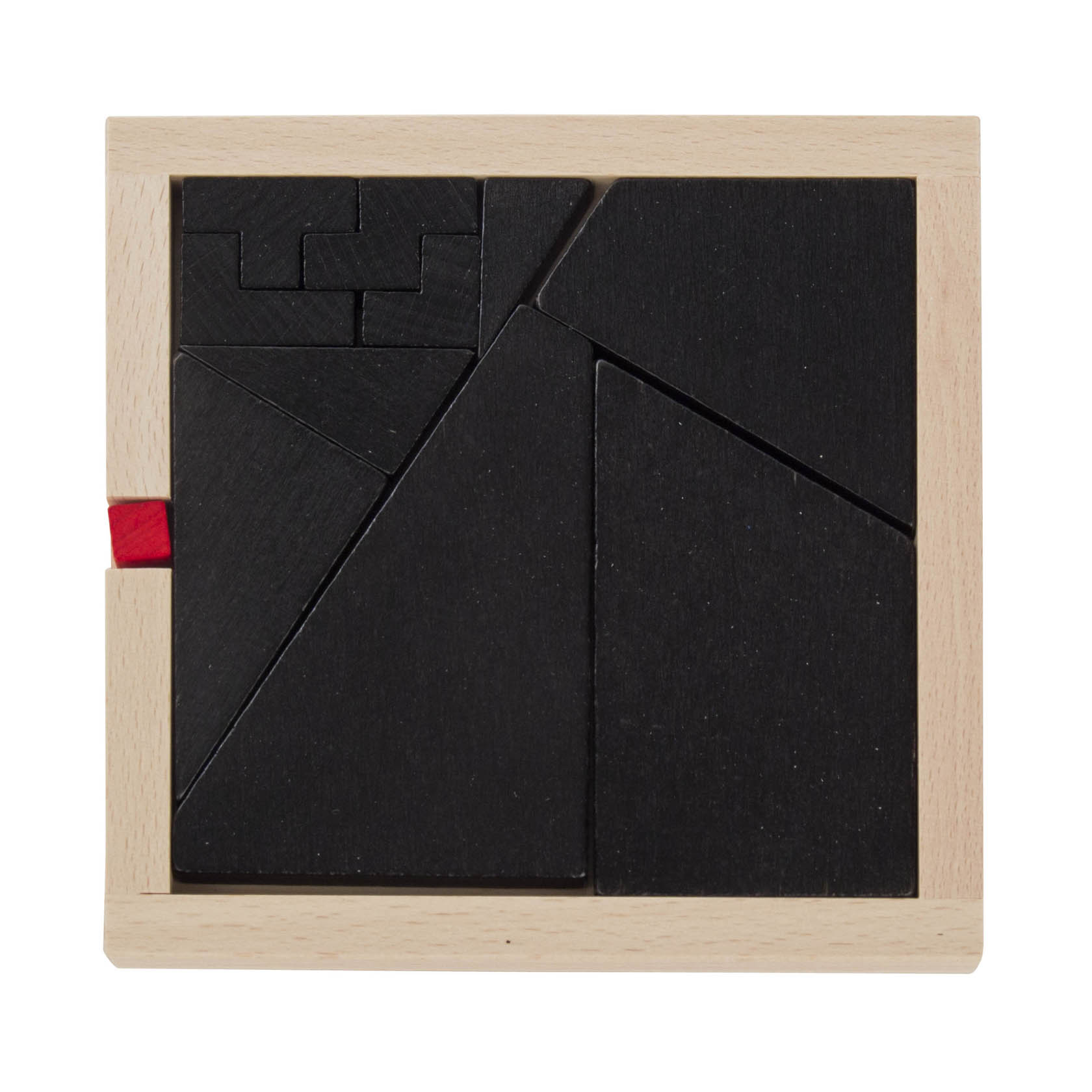 Holzknobelspiel mit schwarzem Hintergrund bestehend aus mehreren verschiedenen Formen, darunter ein kleiner roter Würfel in der linken Ecke. im Dregeno Online Shop günstig kaufen