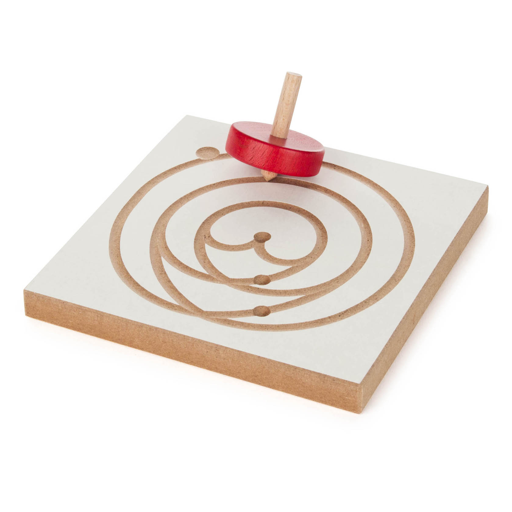 Ein Spielbrett aus Holz mit eingravierten Spiralen und einem roten Kreisel auf der obersten Spirale. im Dregeno Online Shop günstig kaufen