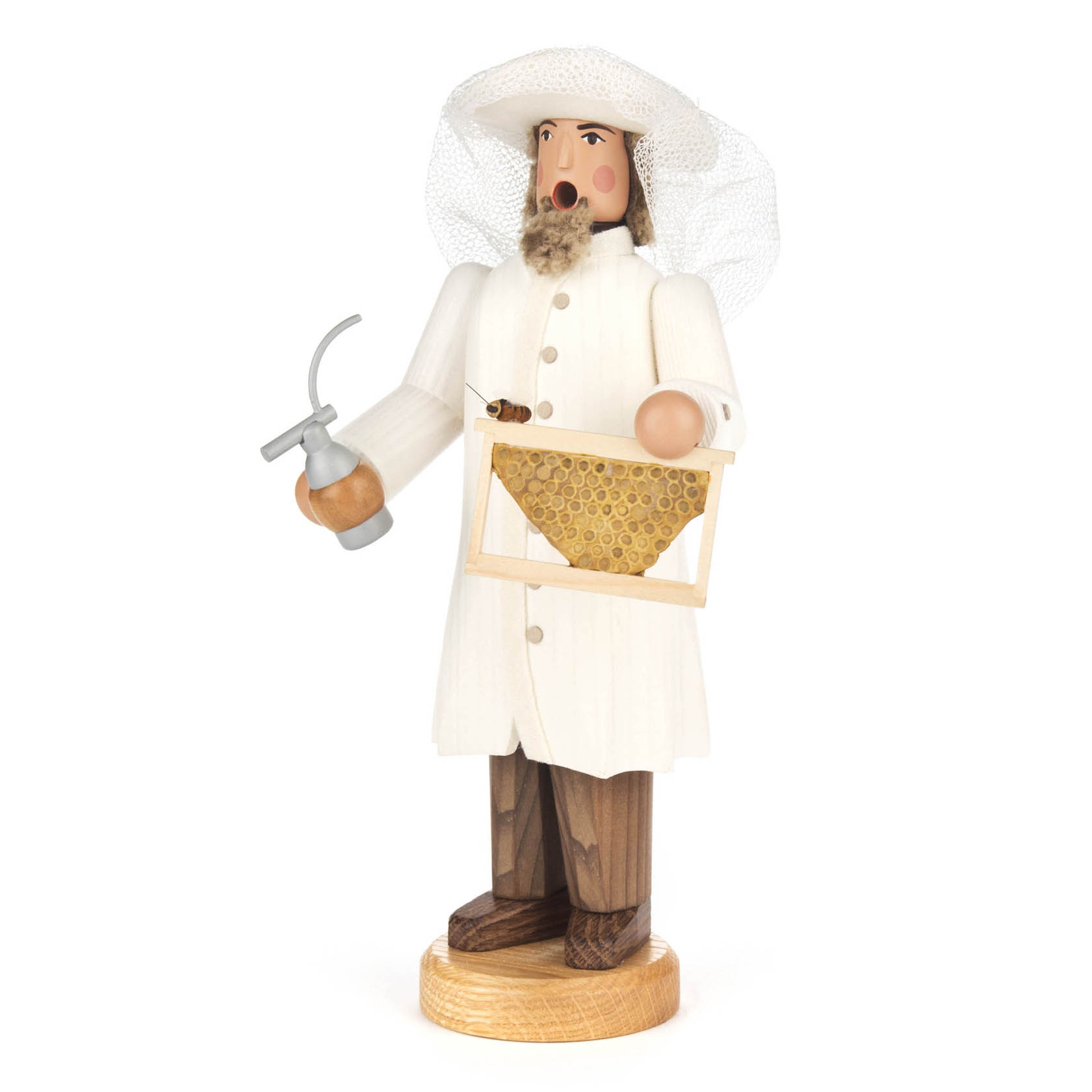 Holzfigur eines Imkers mit weißem Anzug, Hut und Netz, in der linken Hand einen Bienenstockrahmen und in der rechten eine kleine Räucherkanne haltend. im Dregeno Online Shop günstig kaufen