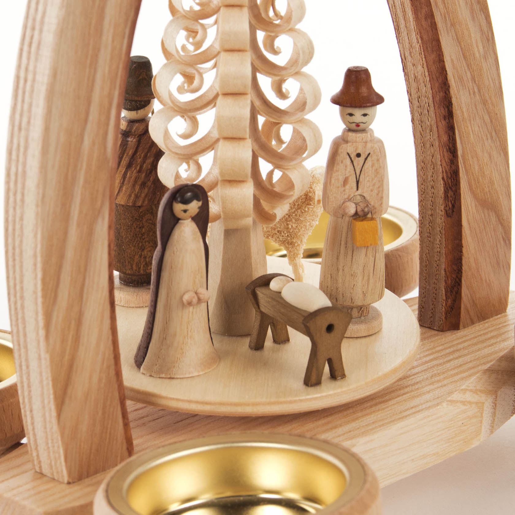 Holzpyramide mit Figuren der Geburt Christi: Maria, Josef, Krippe mit Jesus und ein Hirte, umgeben von Teelichthaltern.