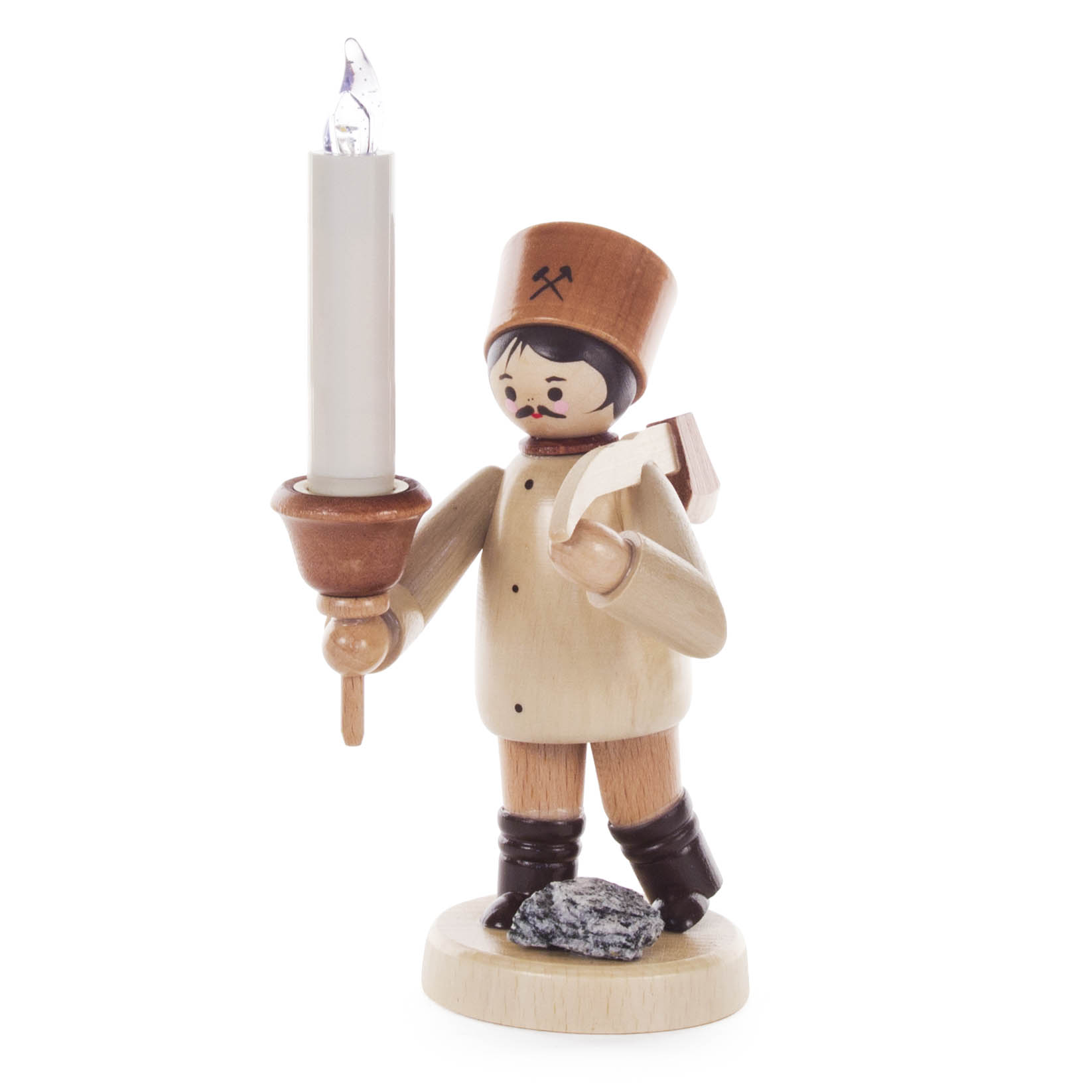 Holzfigur eines Bergmanns mit Axt und LED-Kerze, trägt braunen Hut und Stiefel, steht auf rundem Sockel. im Dregeno Online Shop günstig kaufen