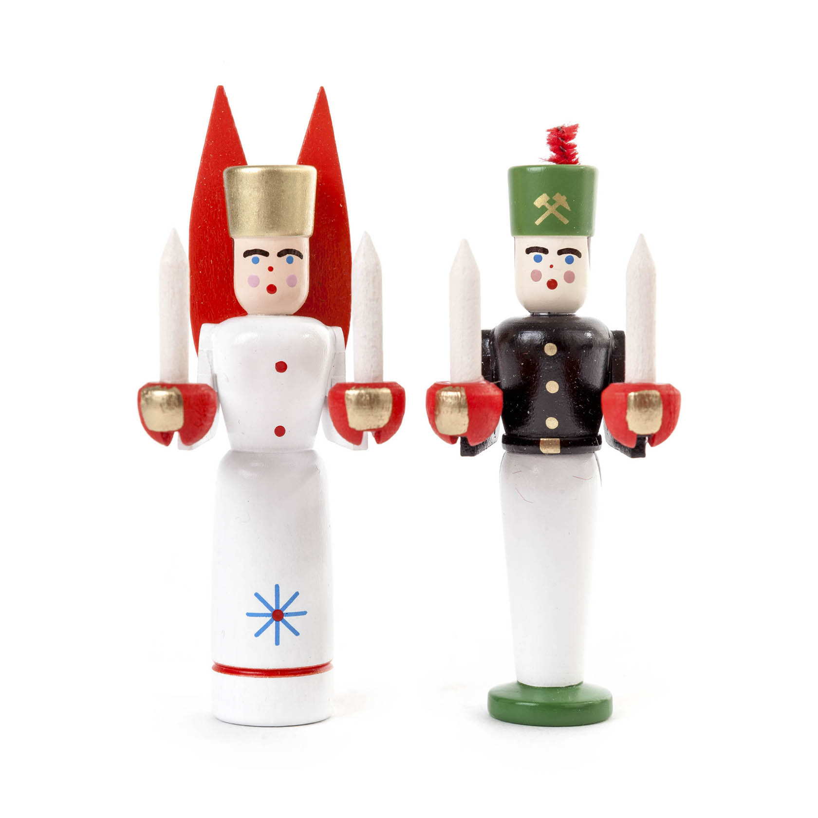 Eine Miniatur aus Holz zeigt einen Engel mit roten Flügeln und goldener Krone, der zwei weiße Kerzen hält, neben einem Bergmann in schwarzer Uniform. im Dregeno Online Shop günstig kaufen