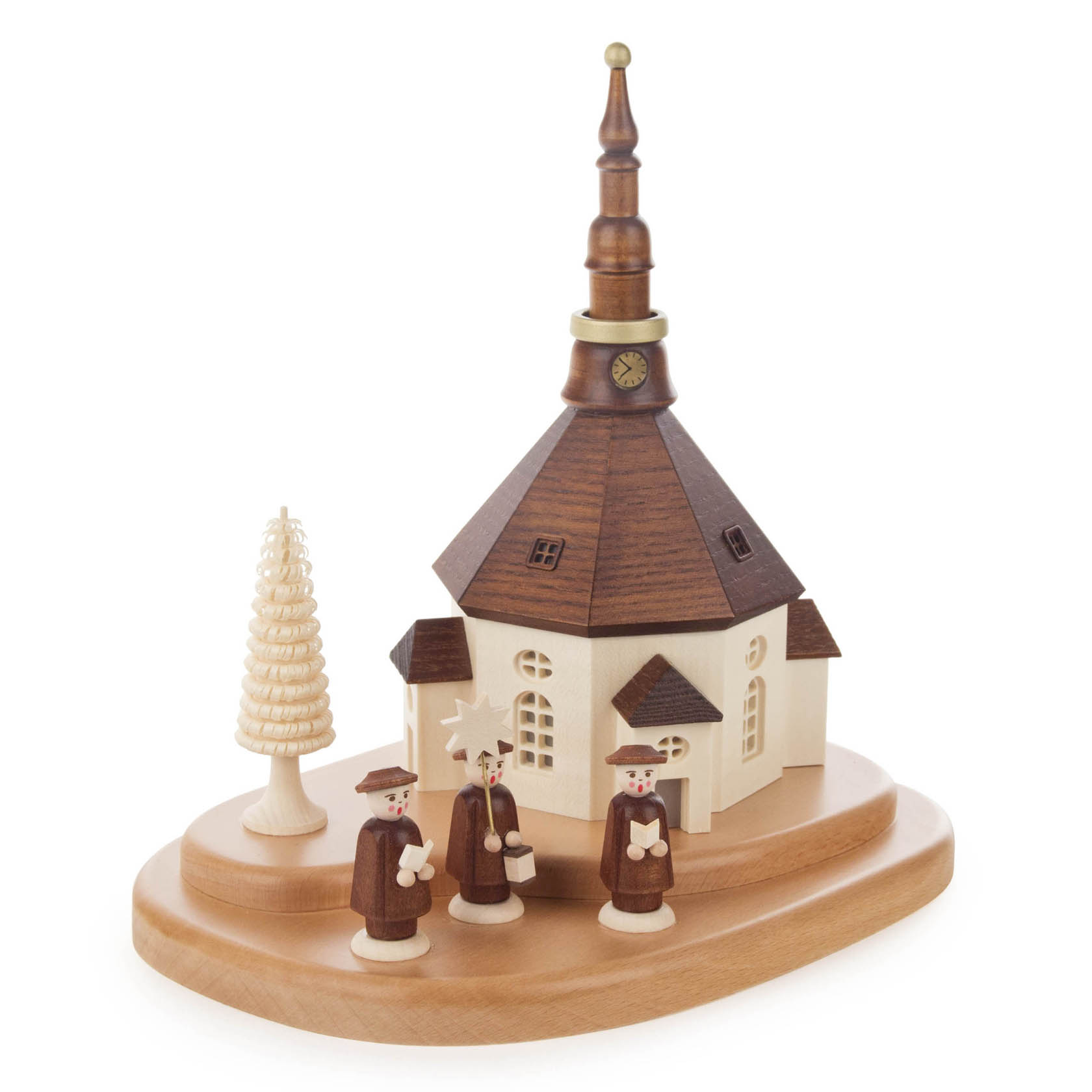 Holzmodell einer Seiffener Kirche mit braunen Dächern, einem Kirchturm und elektrischer Innenbeleuchtung. Vor der Kirche stehen drei Kurrende-Sänger.