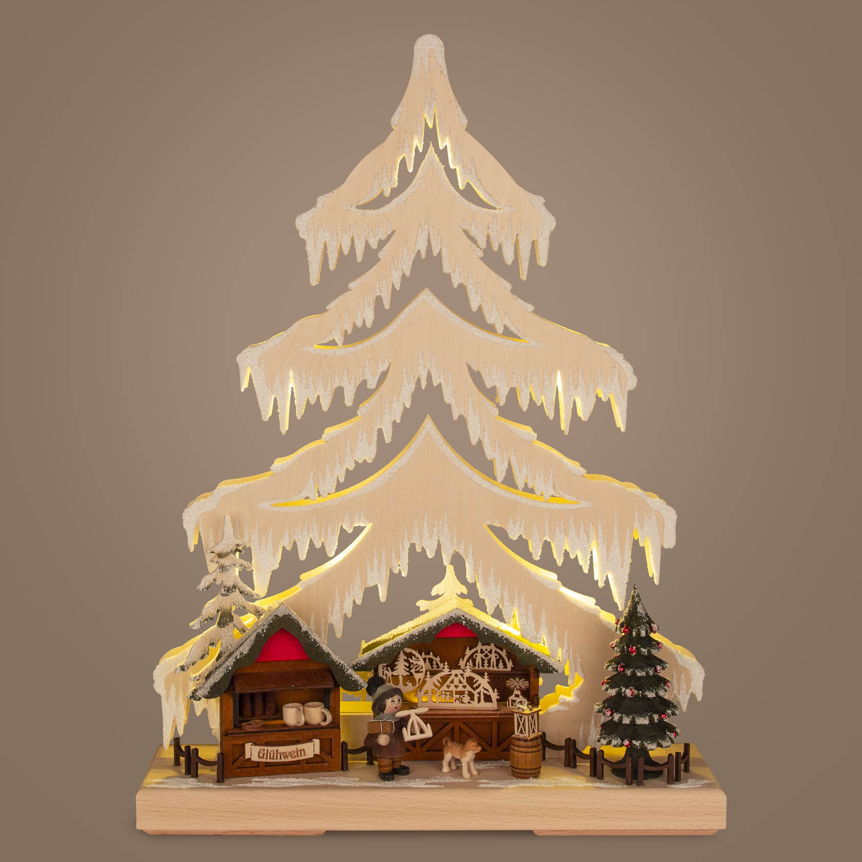 Holzkunstwerk eines kleinen Schwibbogens in Tannenform, dekoriert mit zwei Hütten und kleinen Weihnachtsfiguren, darunter ein Weihnachtsmann und ein Baum.