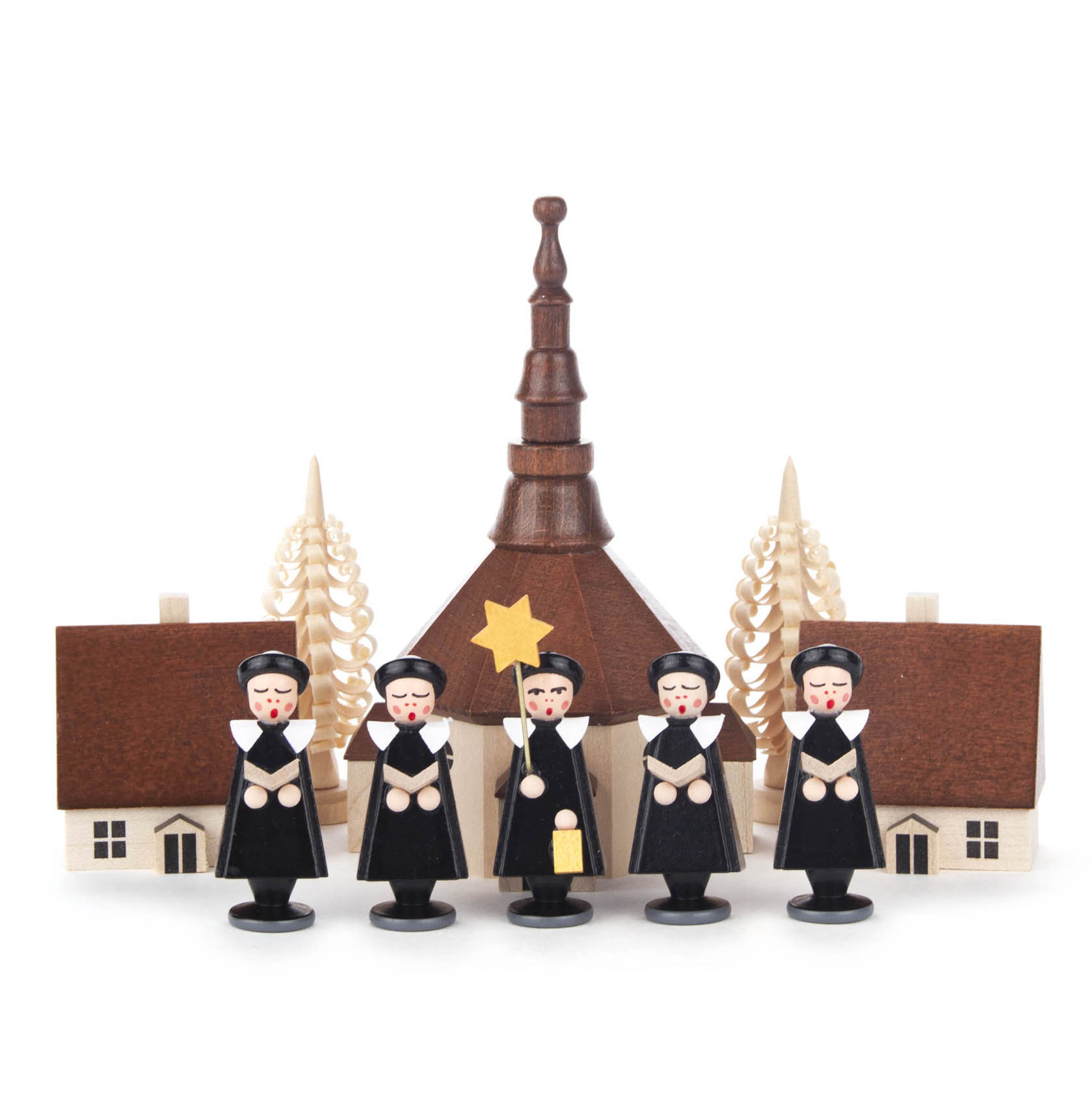 Fünf Kurrende-Figuren in schwarzer Tracht mit weißen Kragen, vor einem Modell des Seiffener Dorfes mit Kirche und zwei Häusern. im Dregeno Online Shop günstig kaufen
