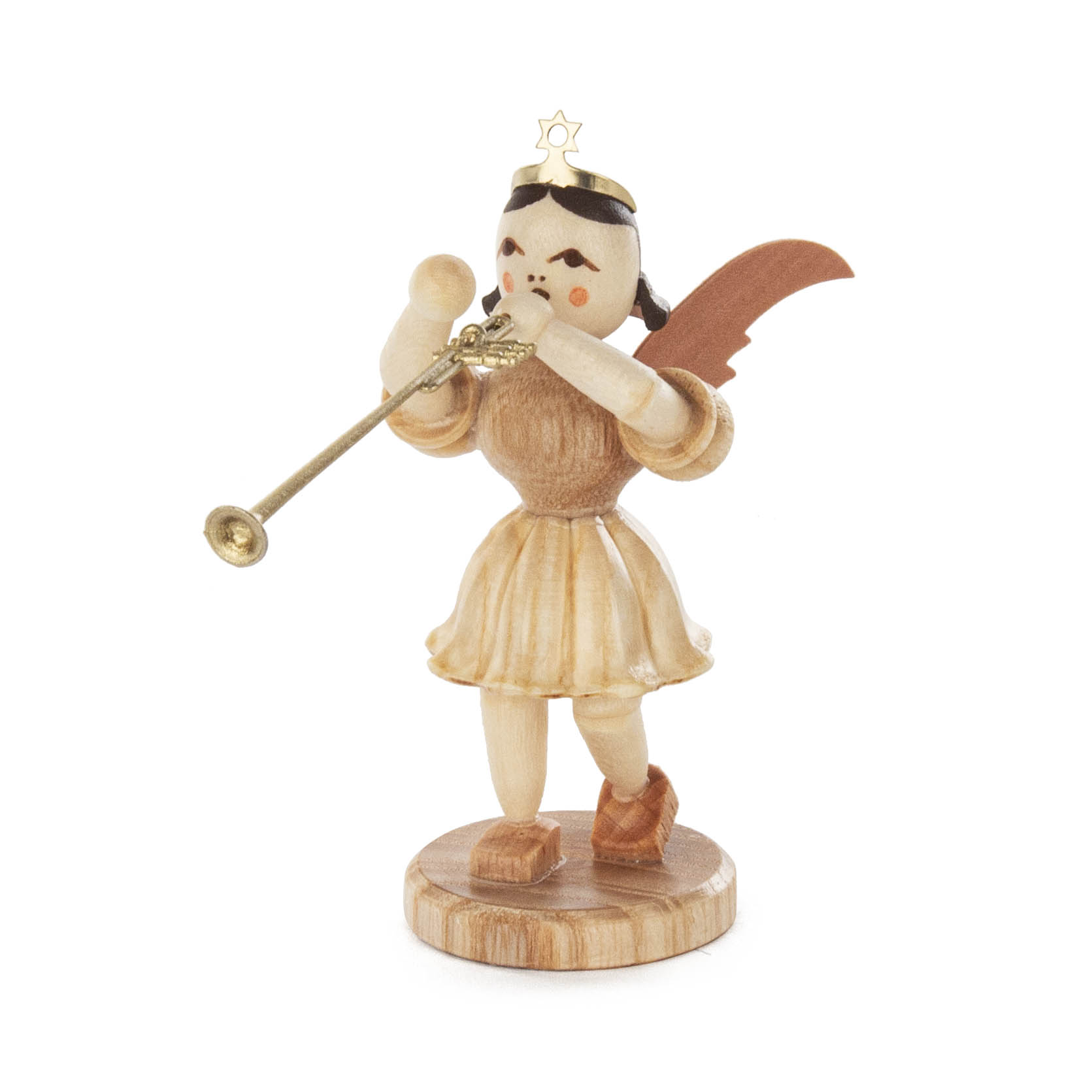 Eine Holzfigur eines Engels mit braunen Flügeln und goldener Trompete. Der Engel hat rote Bäckchen und trägt ein naturfarbenes Kleid. im Dregeno Online Shop günstig kaufen