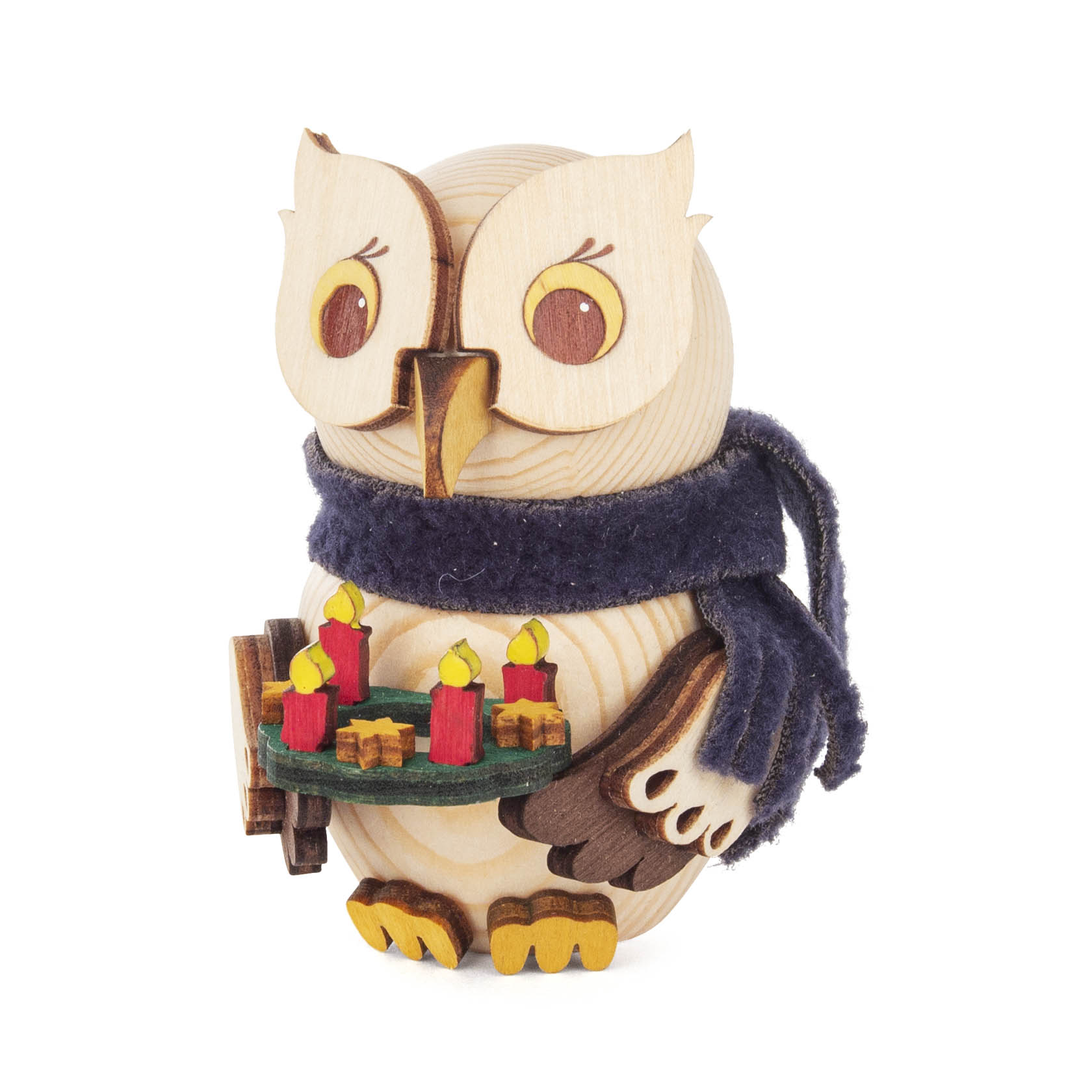Holzfigur einer Mini-Eule mit rotem Schal, die einen kleinen Adventskranz mit vier roten Kerzen hält. im Dregeno Online Shop günstig kaufen