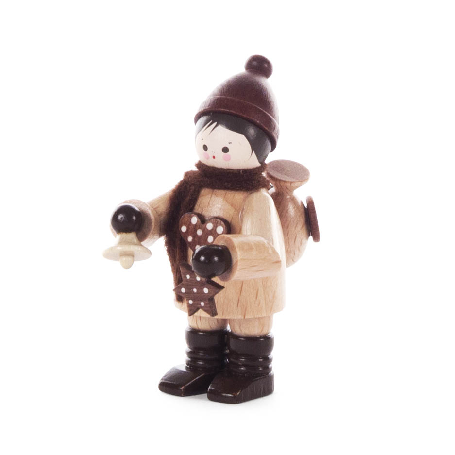 Holzfigur eines Kindes mit braunem Hut und Schal. Es trägt eine Jacke und Stiefel, hält Lebkuchenherz und Holzplätzchen in den Händen. im Dregeno Online Shop günstig kaufen