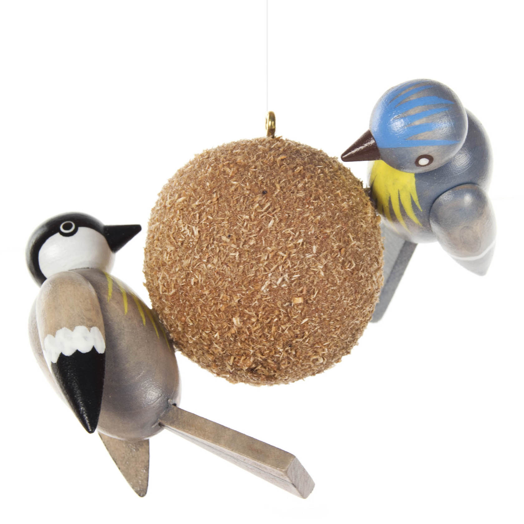 Zwei hölzerne Vögel, einer mit blauer Kappe, der andere mit schwarzer Kappe, fressen an einem hängenden Meisenknödel. im Dregeno Online Shop günstig kaufen