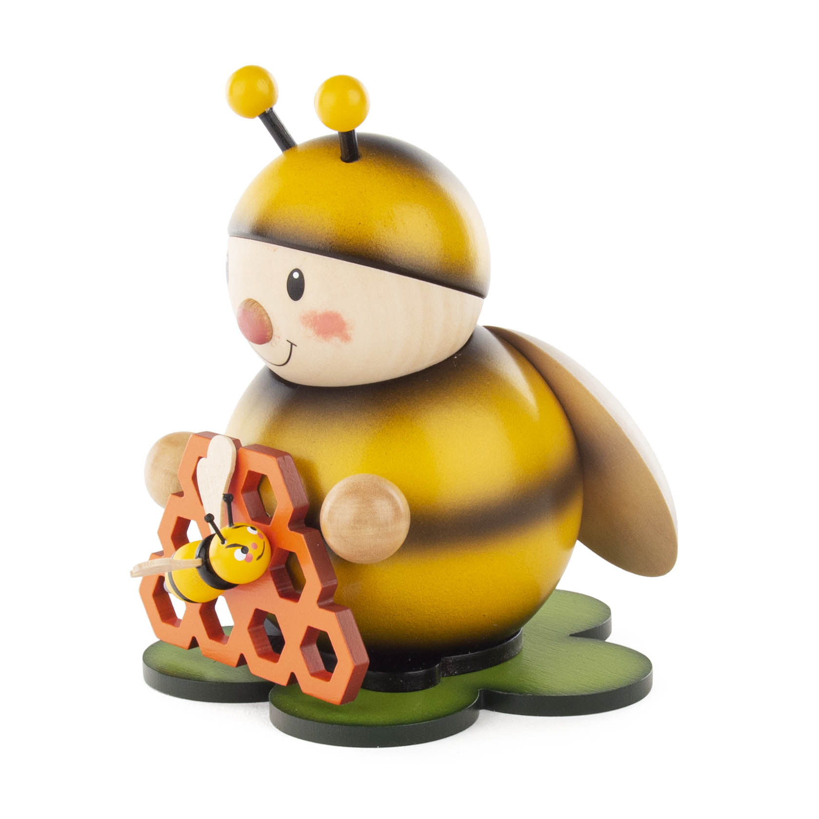 Lächelnde Holzhummel mit schwarz-gelben Streifen, die eine orangefarbene Honigwaben-Nachbildung hält. Die Hummel steht auf einer grünen Basis.
