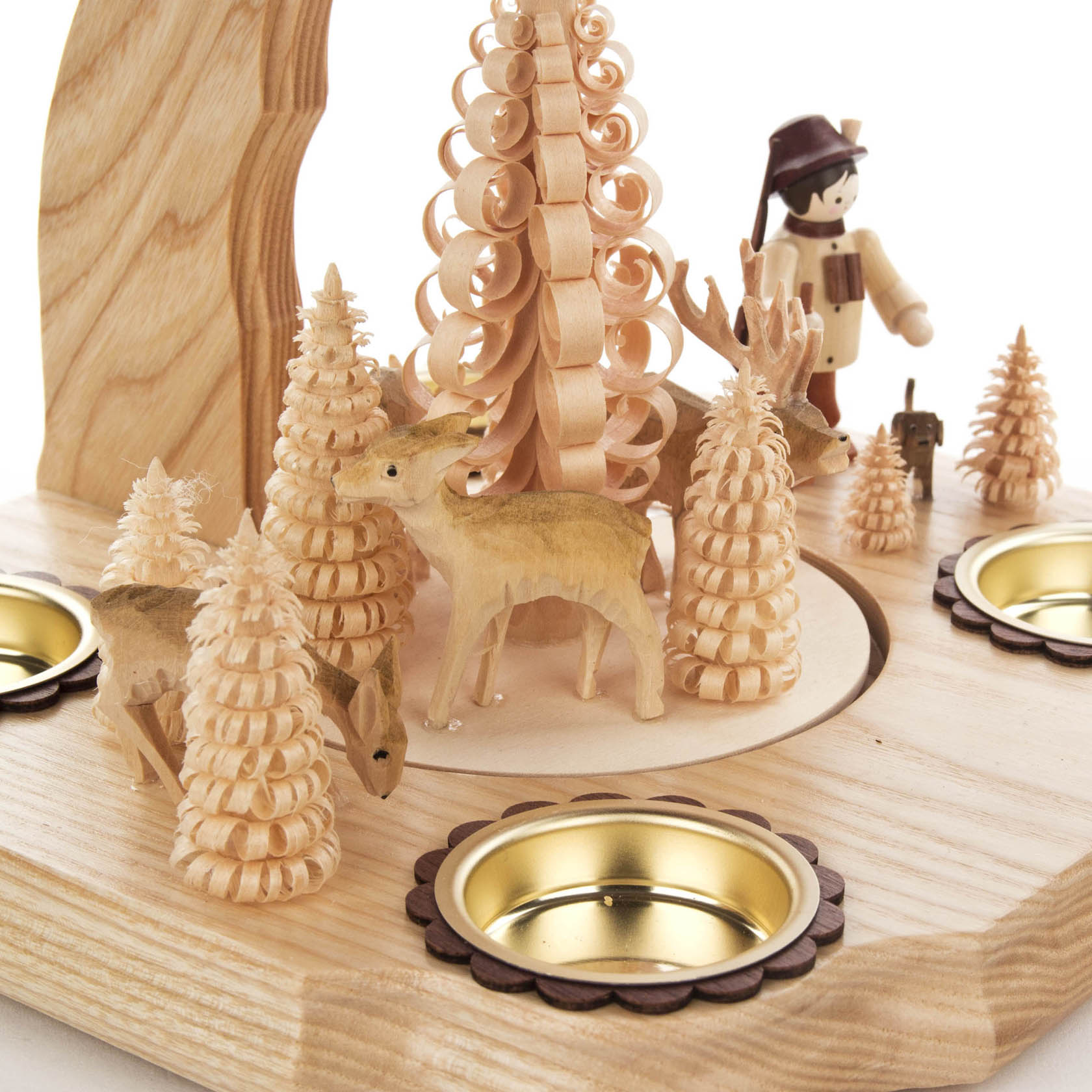 Holzpyramide mit spiralförmigen Bäumen, zwei Rehen und einem Förster für Teelichte.