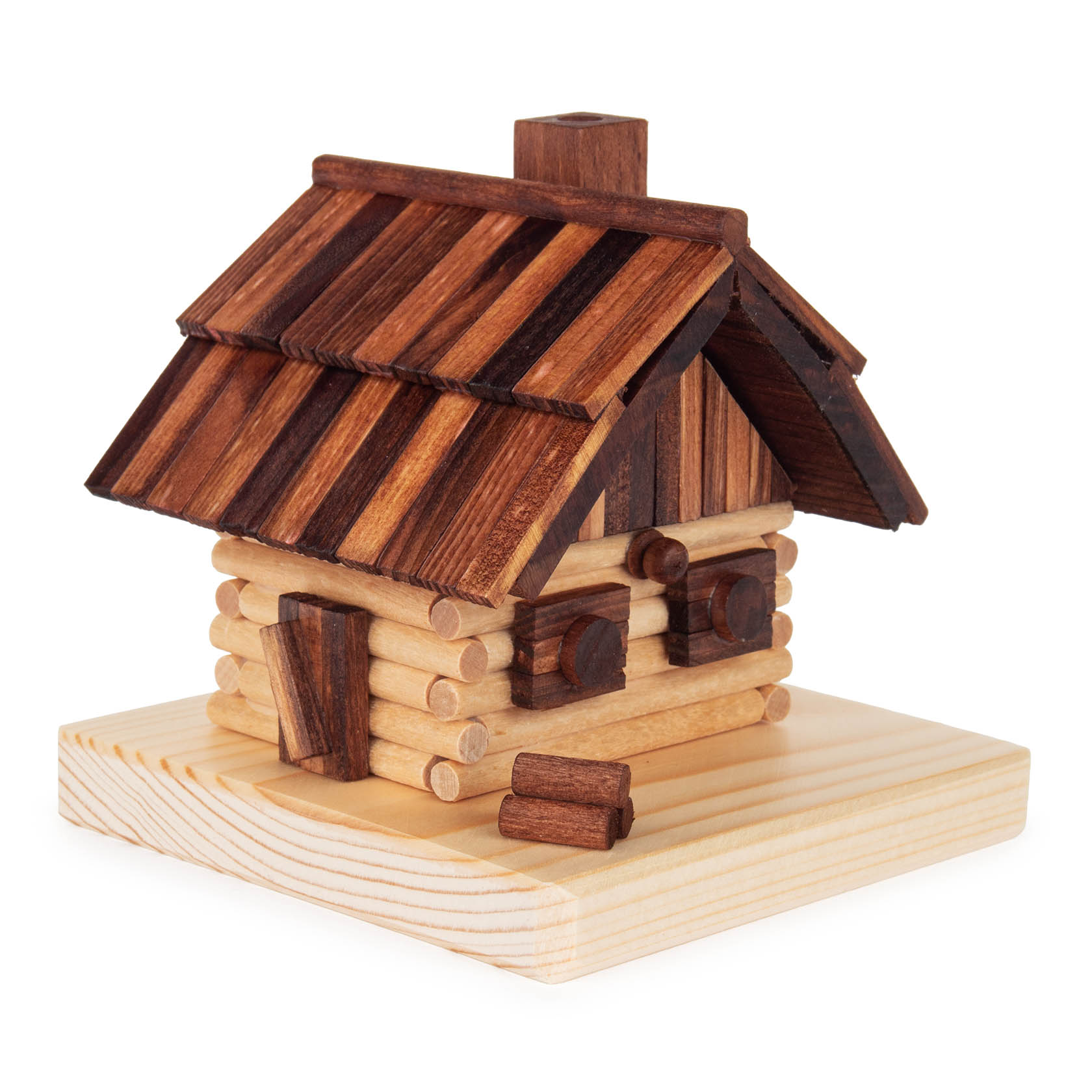 Kleines Räucherhaus im Stil einer Berghütte aus Holz mit Schornstein und Fenstern, platziert auf einem Holzsockel. im Dregeno Online Shop günstig kaufen