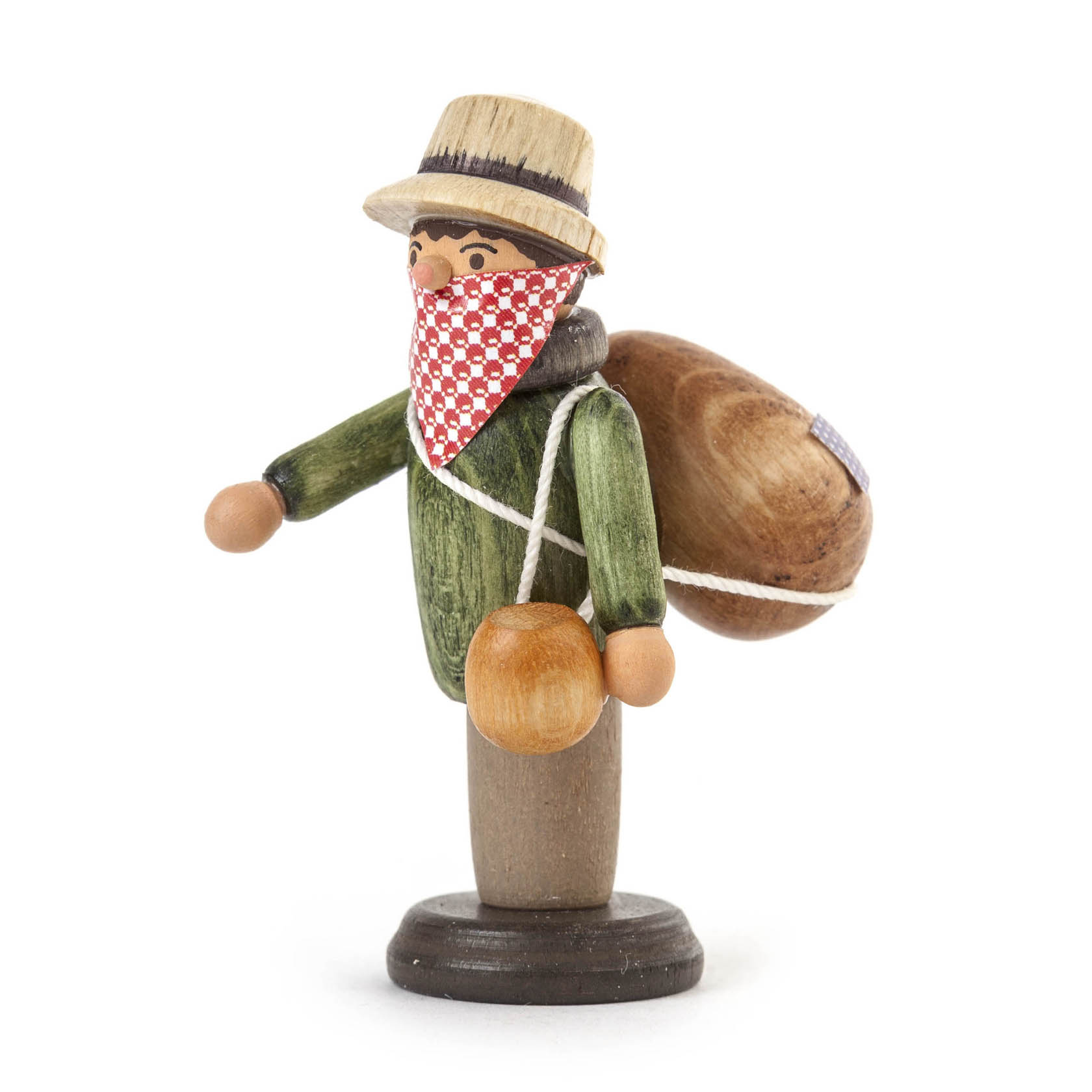 Holzfigur eines Mannes mit Bart, rotem Halstuch, grünem Mantel und Strohhut. Er trägt einen großen Sack über der Schulter und eine Kanne in der Hand. im Dregeno Online Shop günstig kaufen