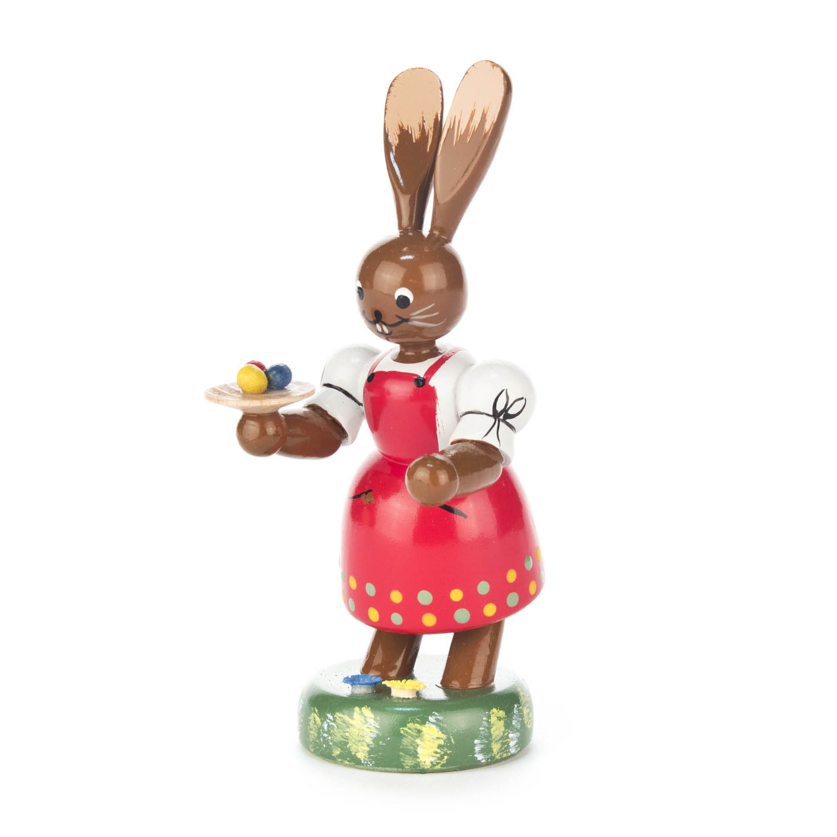 Holzfigur einer braunen Häsin im roten Kleid, die einen Teller mit bunten Eiern hält. im Dregeno Online Shop günstig kaufen