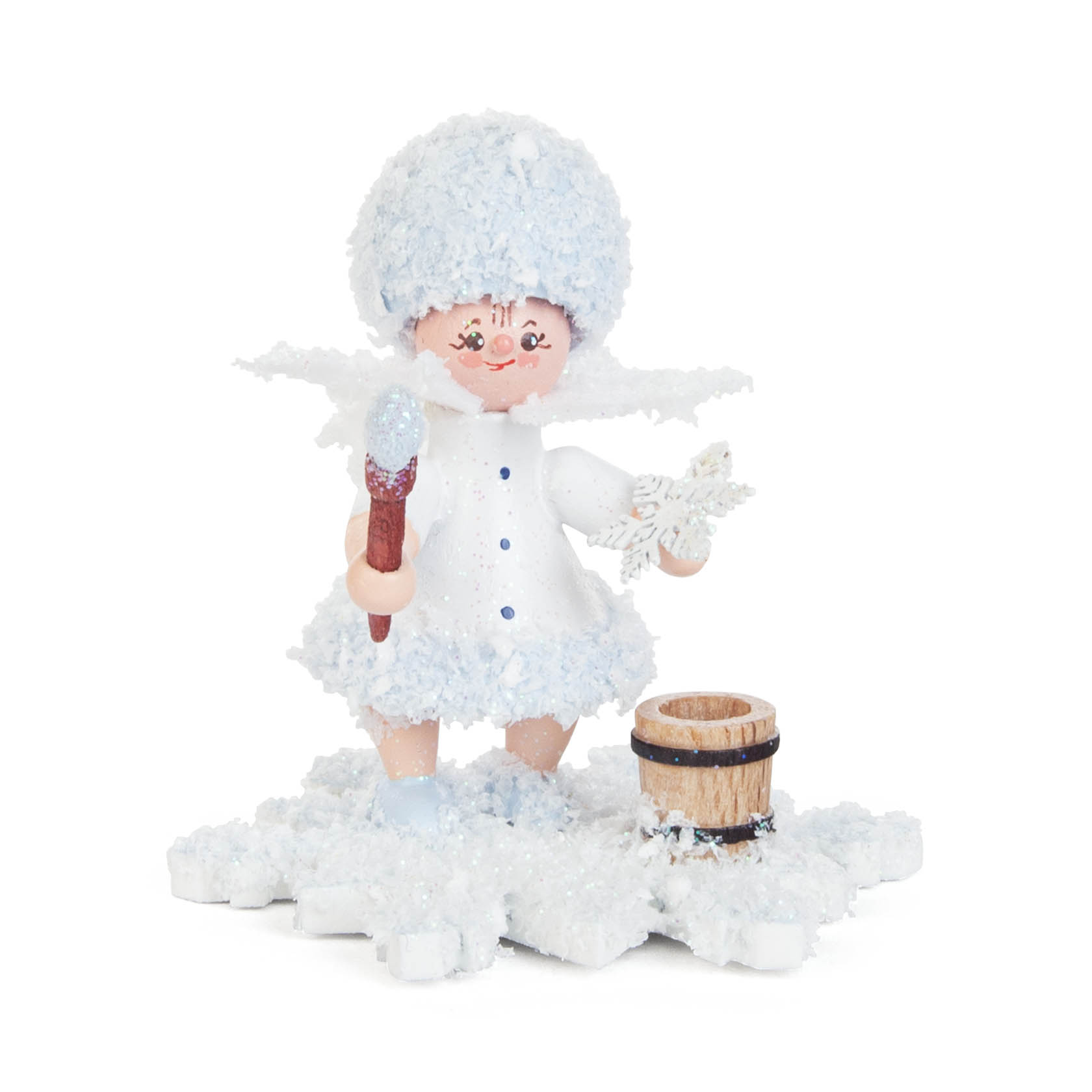 A small figurine of a child dressed in snow-themed attire, holding a red brush with a blue tip in one hand and a wooden star in the other. im Dregeno Online Shop günstig kaufen
