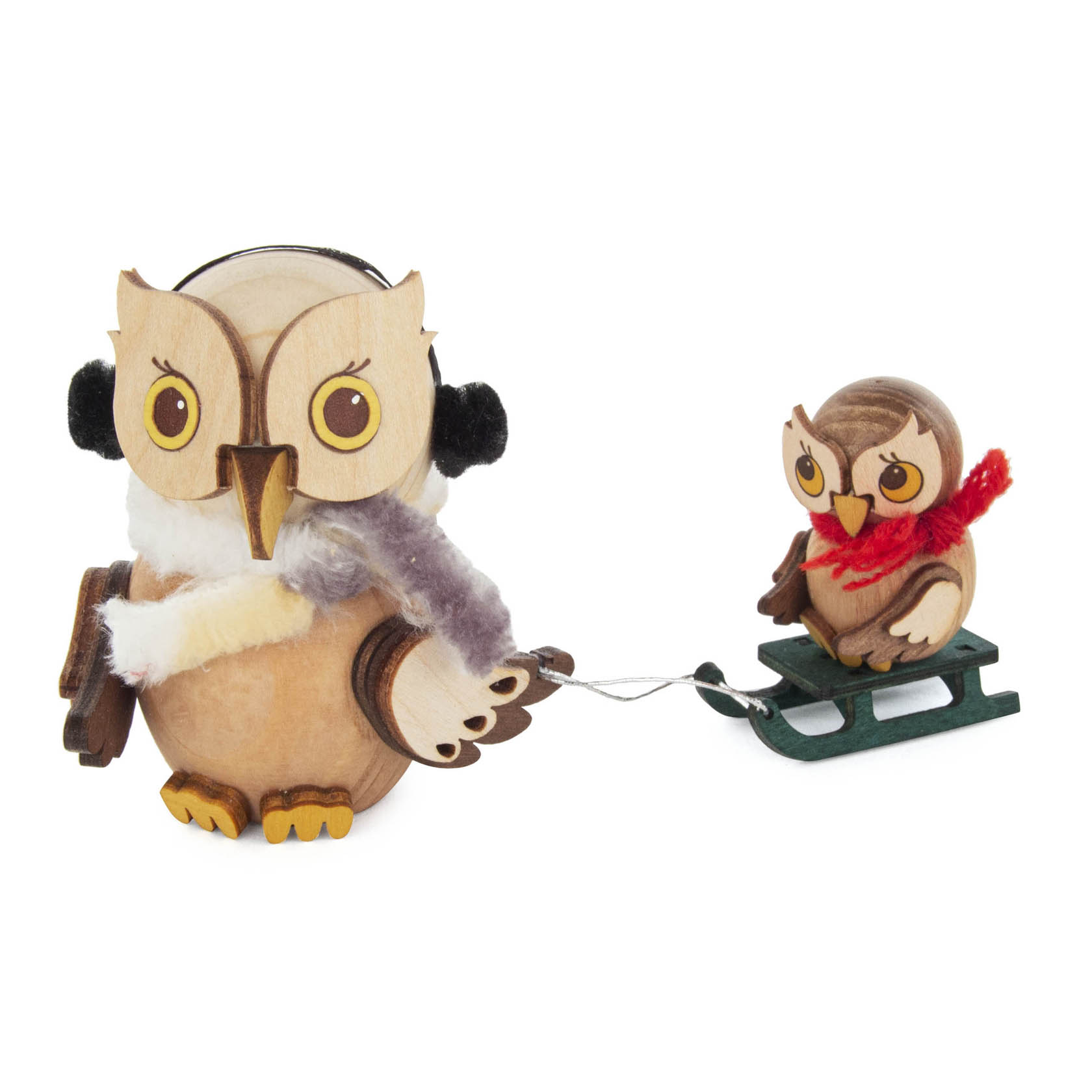 Zwei aus Holz gefertigte Eulenfiguren. Die größere Eule trägt Ohrenschützer und hält ein Seil, an dem eine kleinere Eule auf einem Schlitten sitzt. im Dregeno Online Shop günstig kaufen