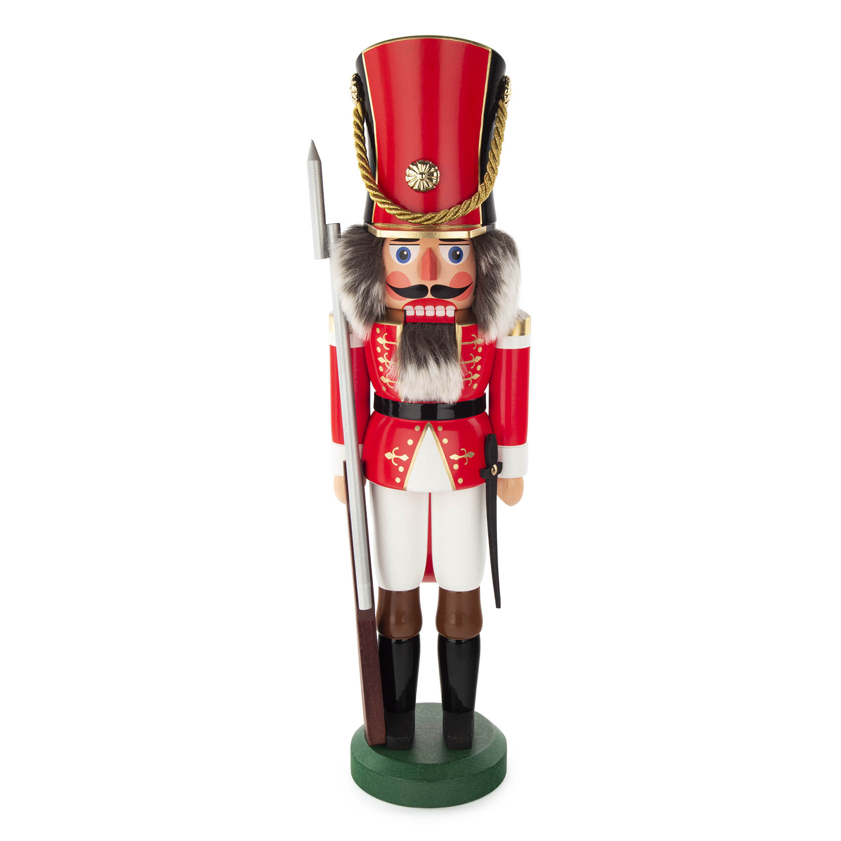 Ein traditioneller Nussknacker in Form eines rot gekleideten Soldaten, etwa 45 cm groß, mit einer hohen Jacke, einem Helm, einem dichten weißen Bart und einem langen Speer. im Dregeno Online Shop günstig kaufen
