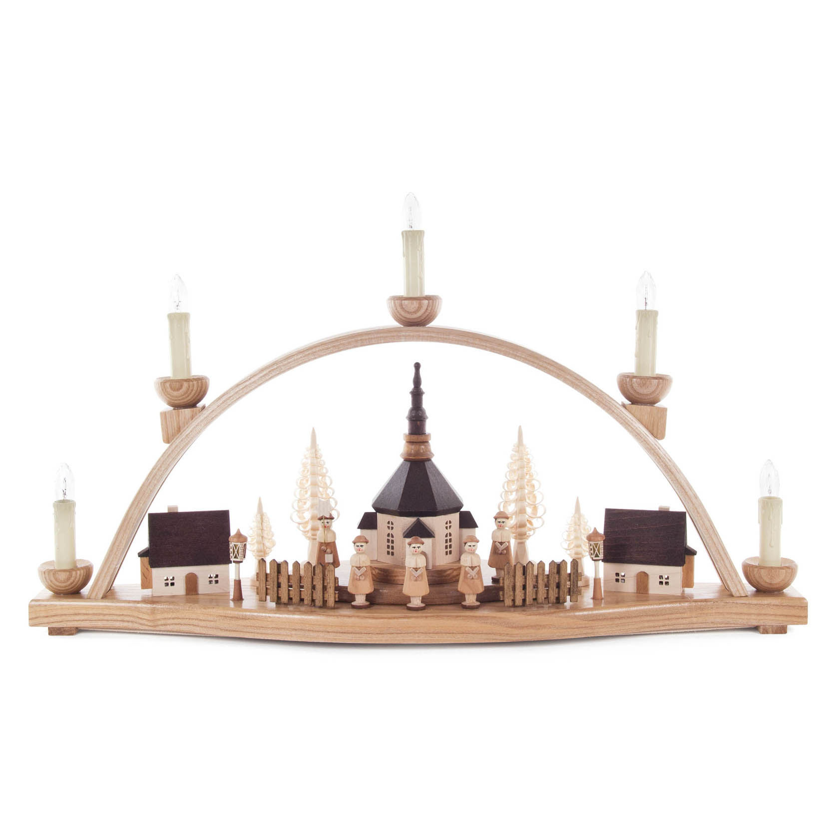Holz-Schwibbogen mit Seiffener Dorf, Kurrende-Sängern, Kirche, Bäumen und beleuchteten Lampen. Elektrisch beleuchtet mit sechs Kerzen. im Dregeno Online Shop günstig kaufen
