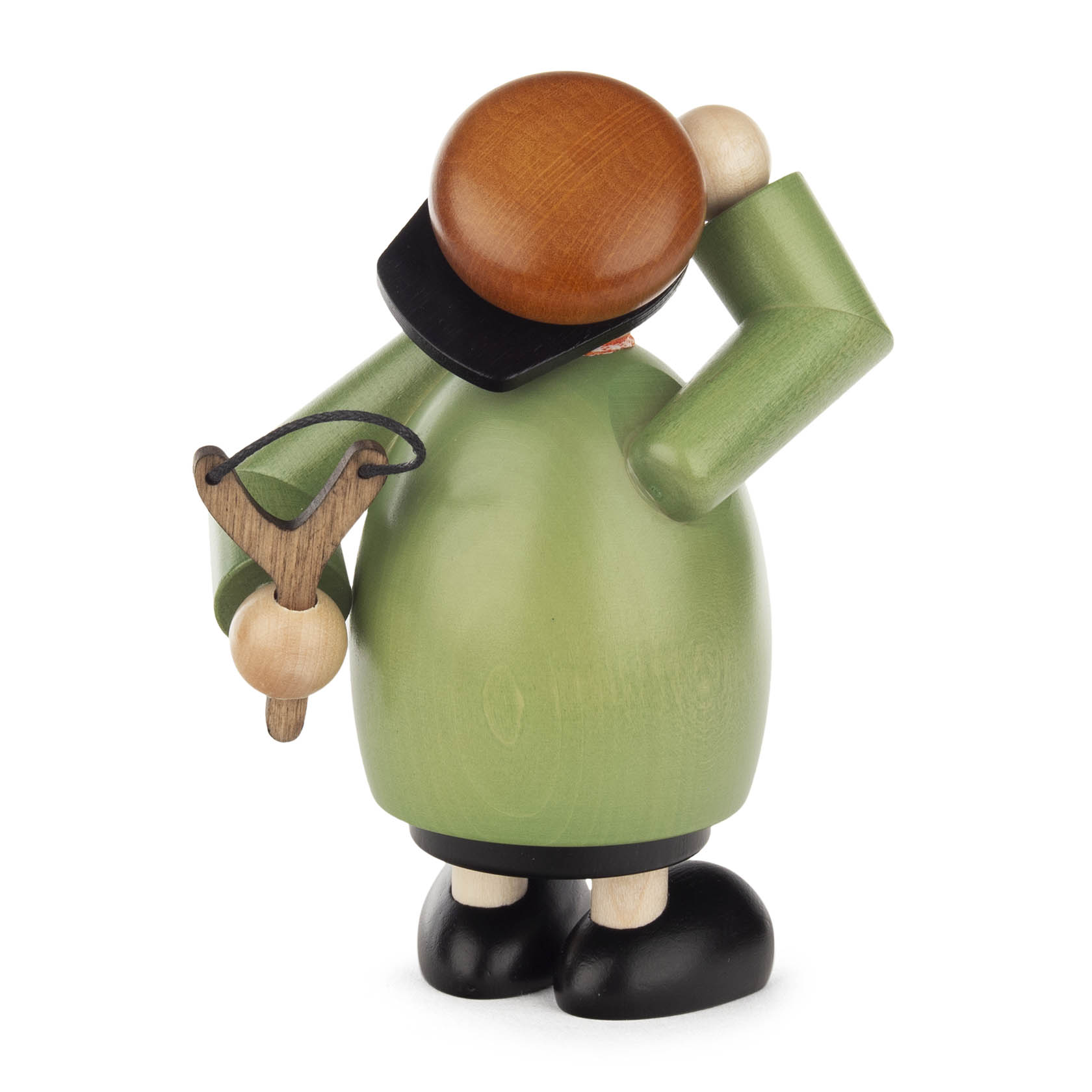 Ein Räuchermann aus Holz in grüner Kleidung hält eine Schleuder in der rechten Hand, den Kopf nach vorne geneigt.