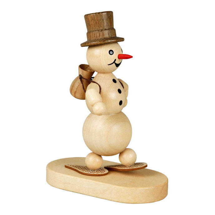 Holzfigur eines Schneemanns mit Zylinderhut und Karottennase, der auf Schneeschuhen steht und einen Rucksack trägt. im Dregeno Online Shop günstig kaufen