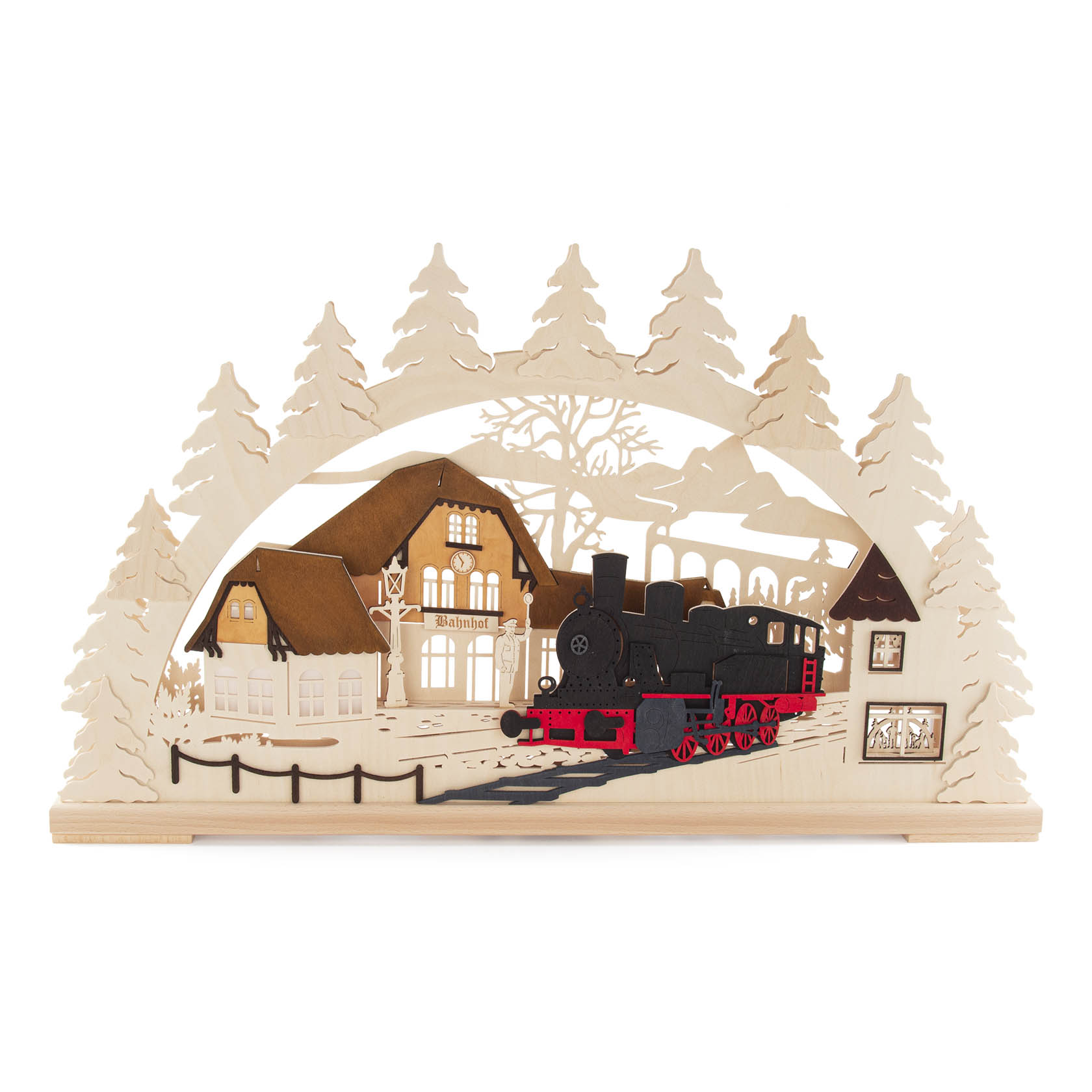 Holzschwibbogen mit Bahnhofsmotiv, zeigt eine rote Dampflok vor einem Gebäude mit Aufschrift 'Bahnhof', umgeben von beleuchteten Fensterhäusern und Tannenbäumen. im Dregeno Online Shop günstig kaufen