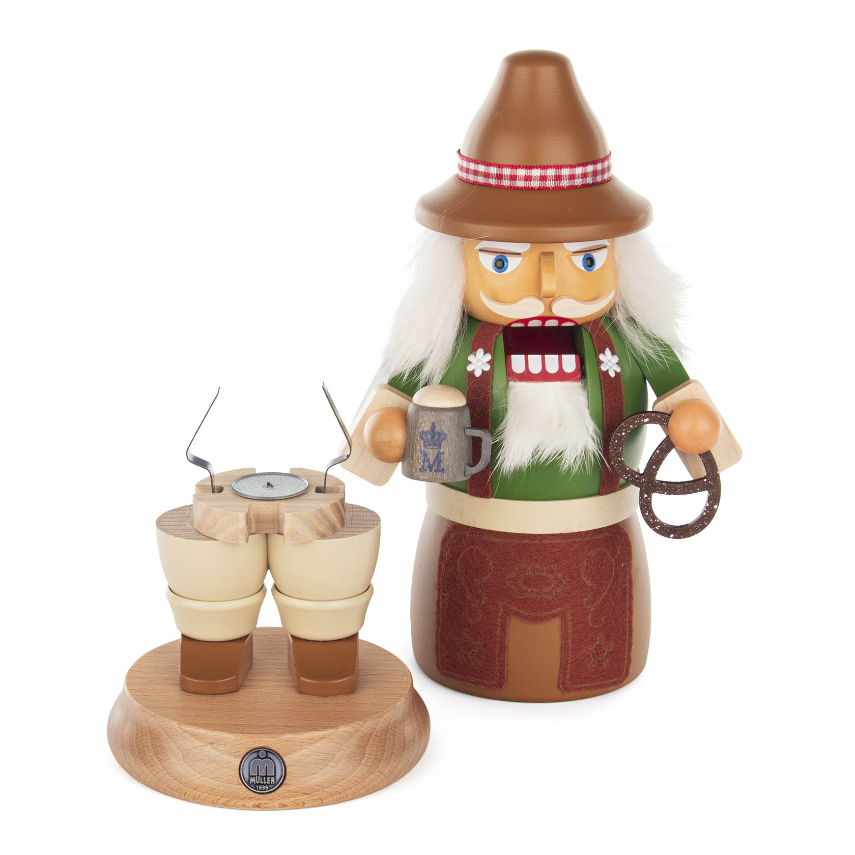 Holzfigur eines rauchenden Nussknackers in traditioneller bayerischer Tracht mit Hut, einem Bierkrug in der einen Hand und einer Brezel in der anderen.