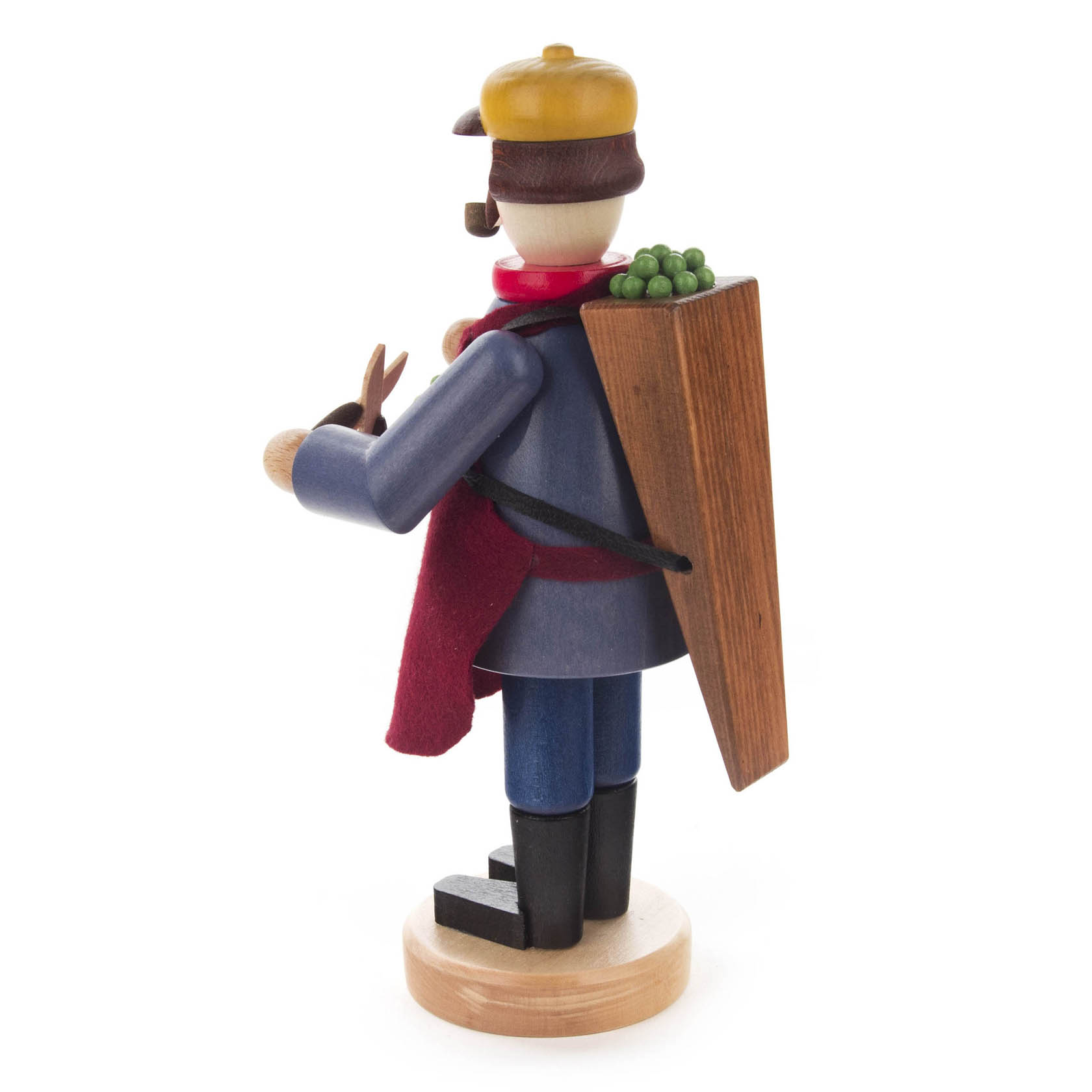 Ein Holz-Räuchermann in Winzerkleidung trägt einen rechteckigen Korb mit Weintrauben auf dem Rücken, eine Schere in der Hand, mit gelber Mütze.