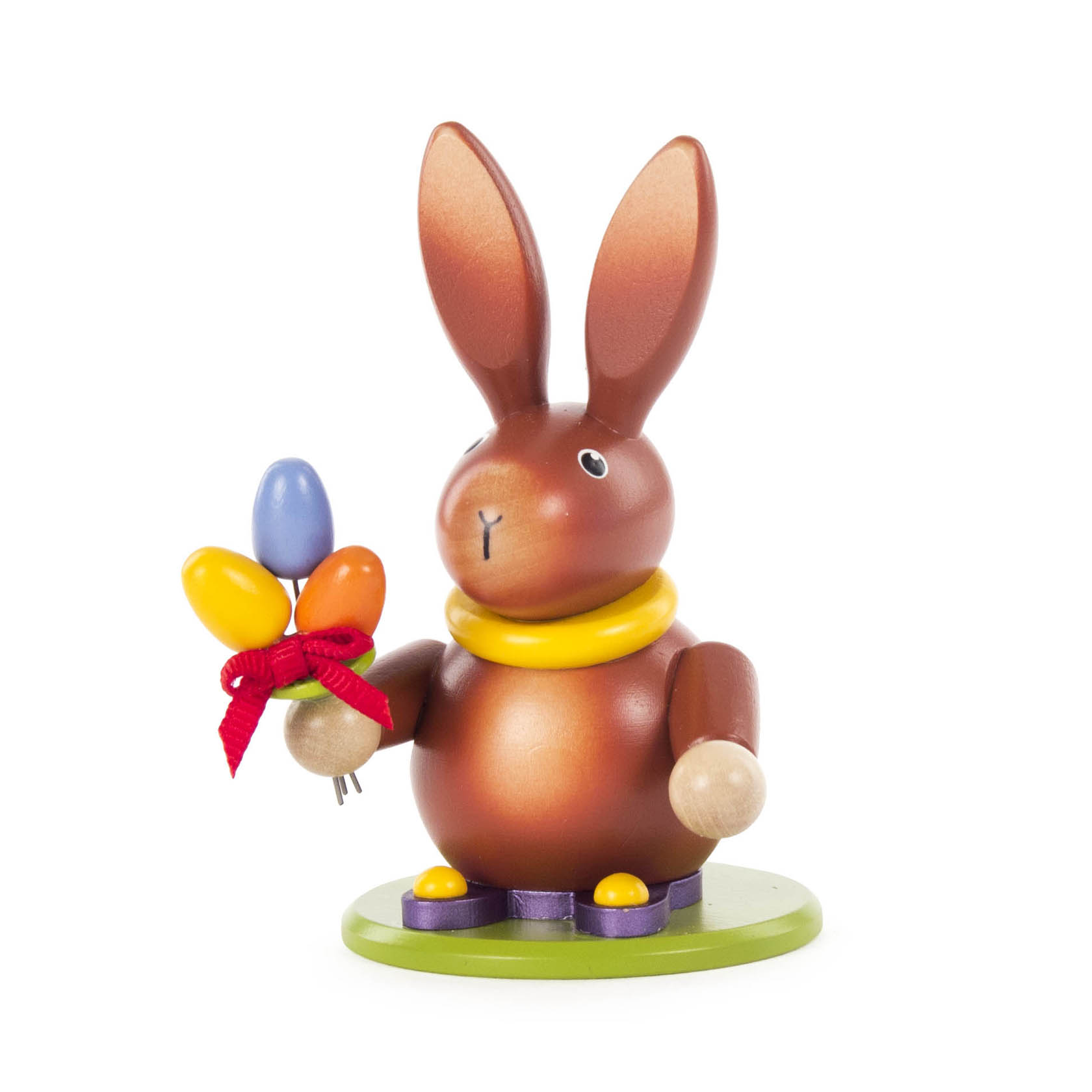 Holzfigur eines Hasen mit gelbem Schal, der einen Strauß aus bunten Ostereiern in der linken Hand hält. im Dregeno Online Shop günstig kaufen