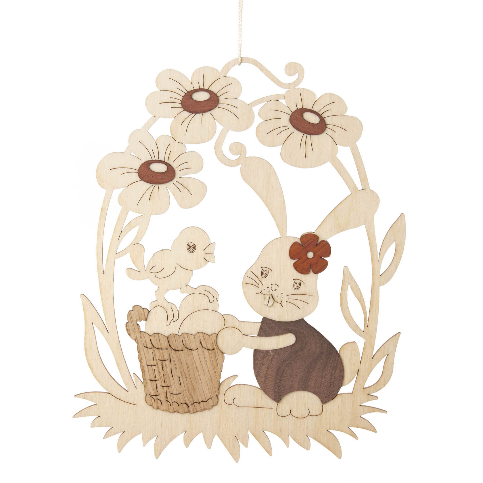 Holzdeko mit Hase Stupsi, der einen Korb hält, in dem ein Küken sitzt, umgeben von großen Blumen. im Dregeno Online Shop günstig kaufen