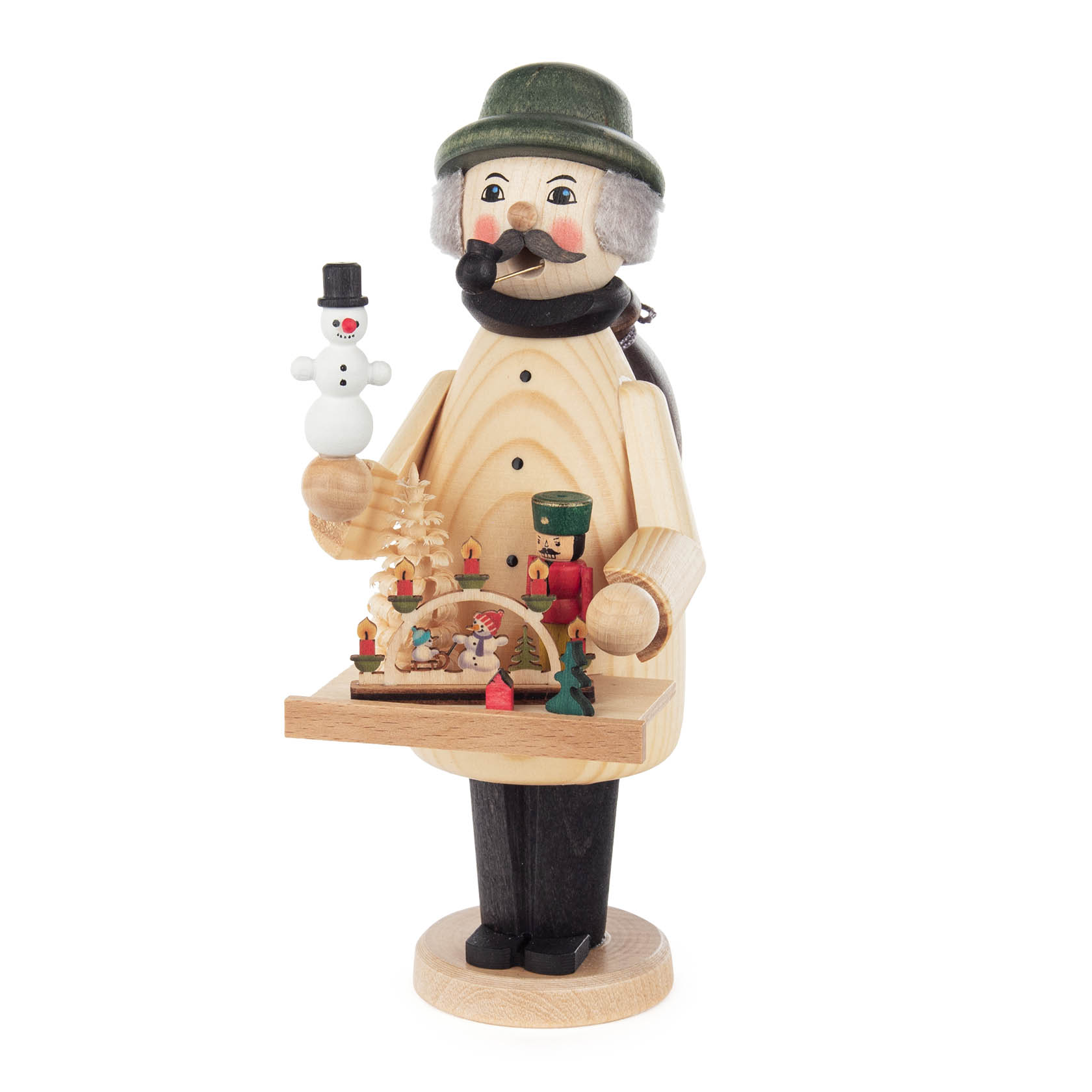 Holzfigur in Form eines lächelnden Weihnachtsmarktverkäufers, der einen Schneemann und einen Präsentierteller mit kleinen Weihnachtsfiguren hält. im Dregeno Online Shop günstig kaufen