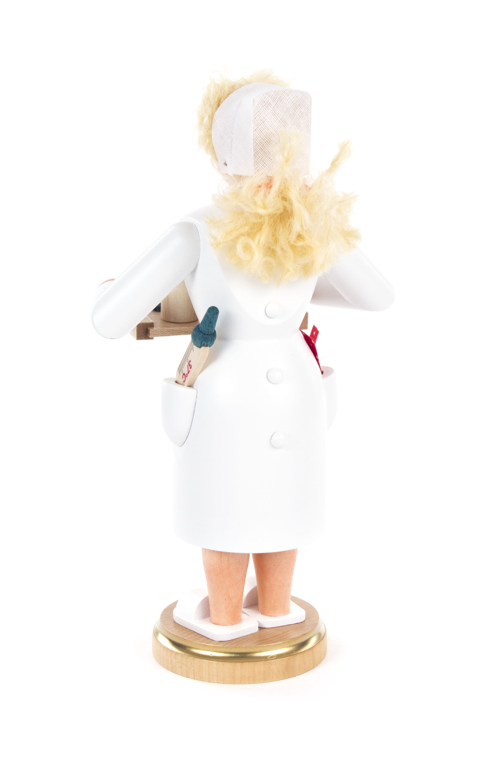Eine hölzerne Räucherfigur in Form einer Krankenschwester mit Teetasse, aus der Rauch aufsteigt. Die Figur trägt ein weißes Kleid mit ausgestopften Taschen.