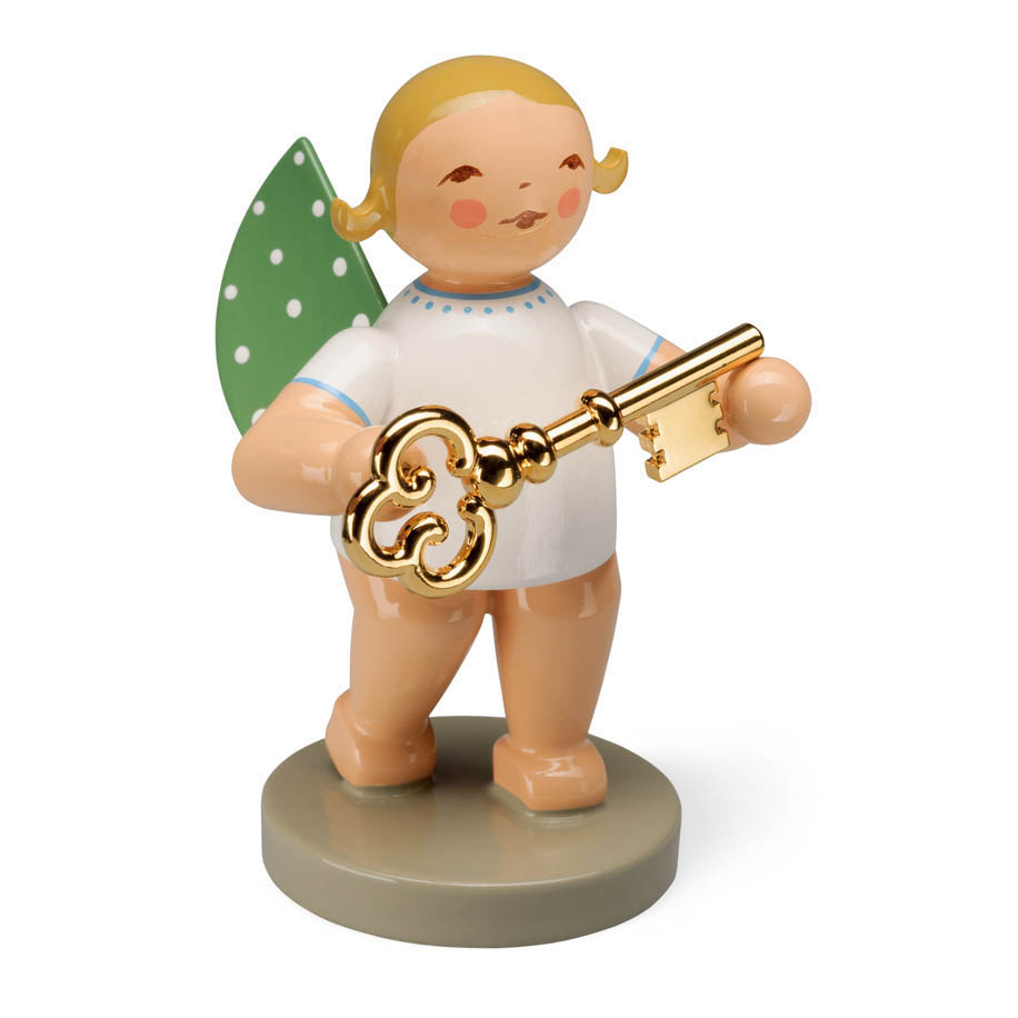 Holzengel-Figur mit blonden Haaren und grünem Flügel, die einen goldenen Schlüssel in der rechten Hand hält. im Dregeno Online Shop günstig kaufen