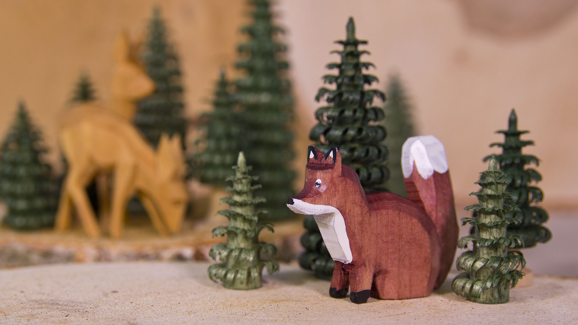 Geschnitzter Fuchs, Reh und Ringelbäumchen