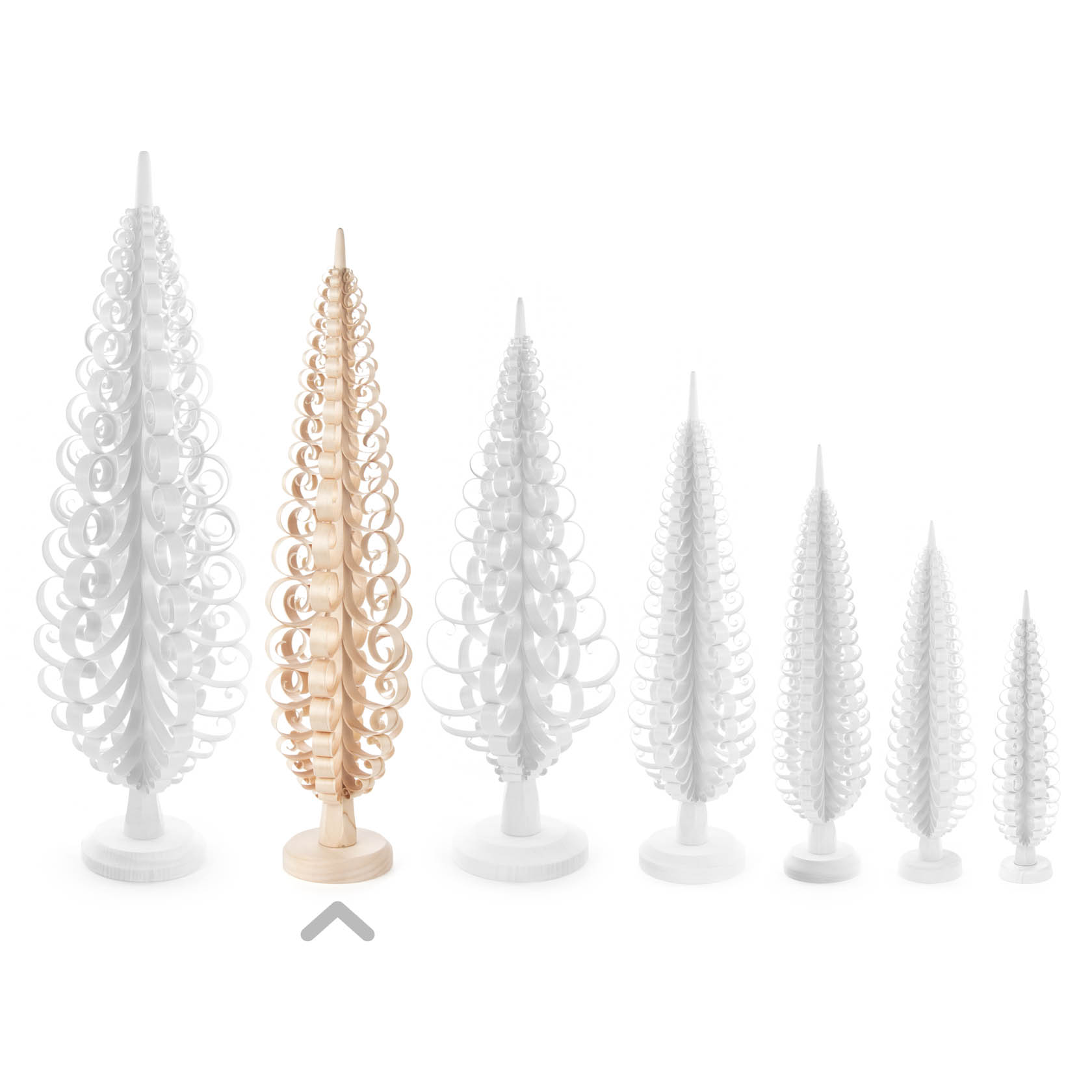 Ein großer Spanbaum aus hellem Holz mit kreisförmig angeordneten, dünnen Spänen, umgeben von kleineren, weißen Bäumen in ähnlichem Design.