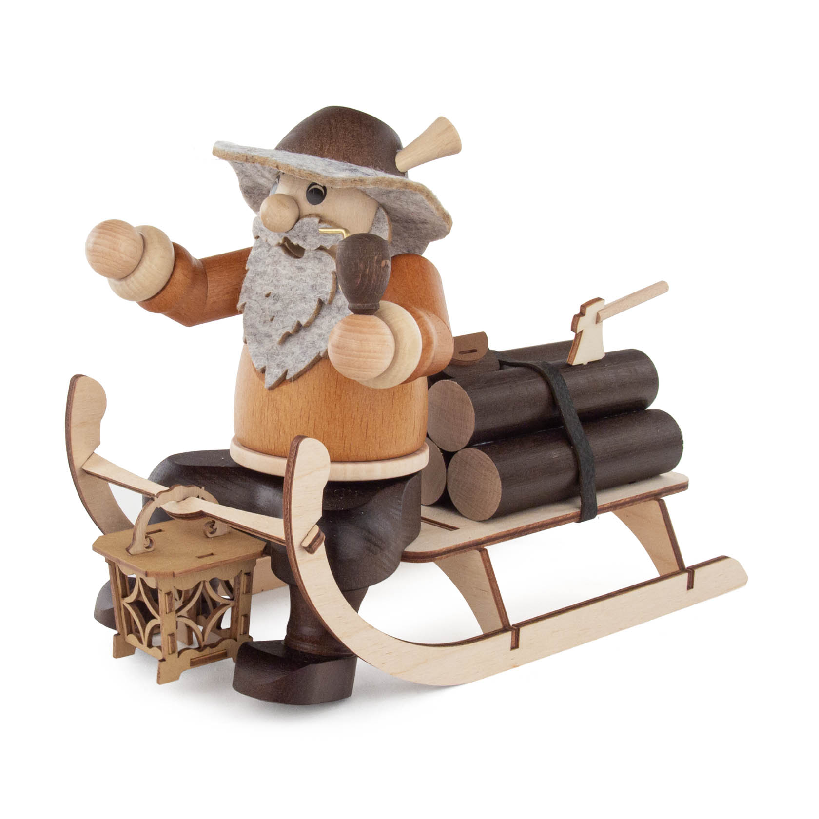 Ein traditioneller Räuchermann in Form eines Holzfällers auf einem Schlitten mit Holzstämmen. Der Räuchermann trägt einen Hut und hält eine Pfeife. im Dregeno Online Shop günstig kaufen