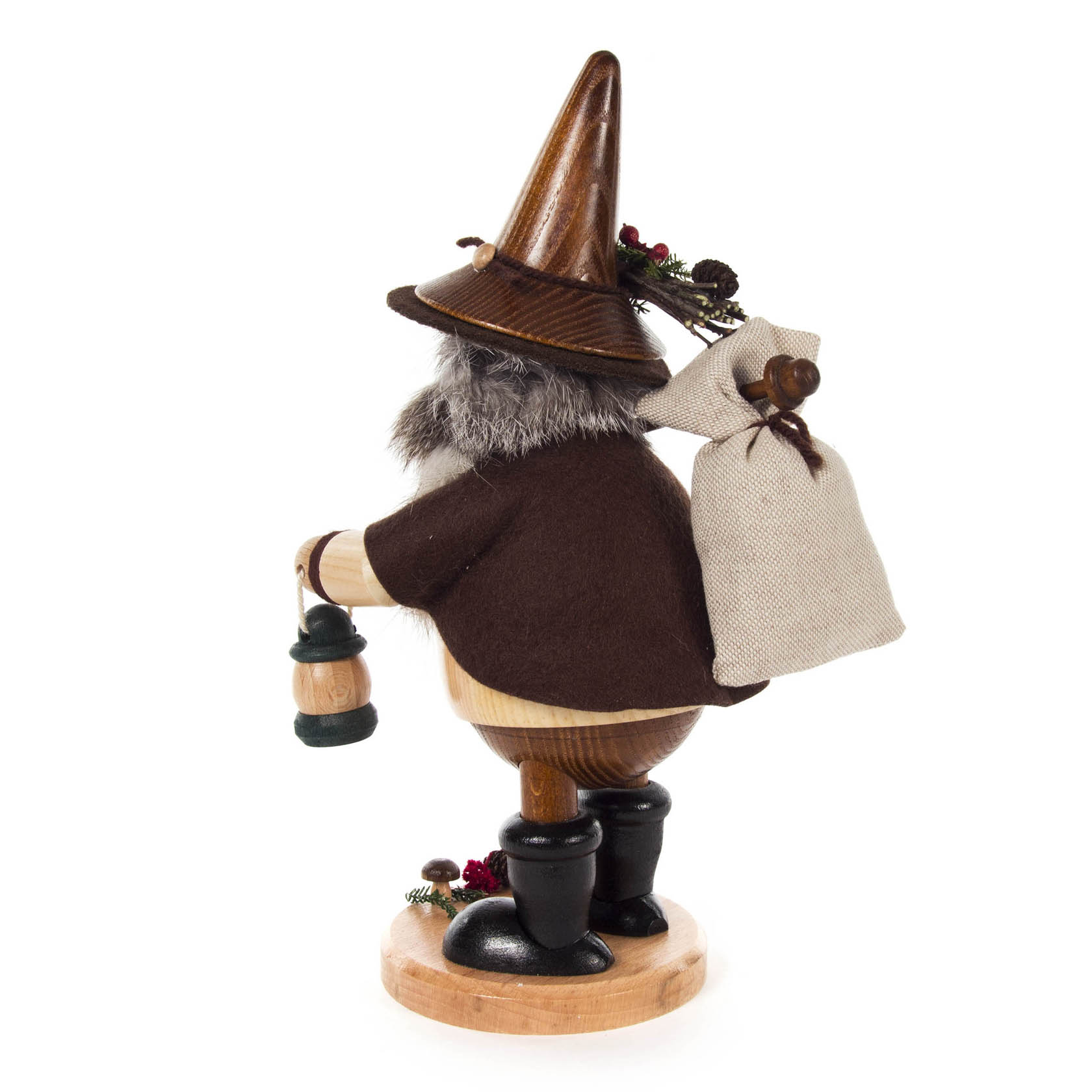 Ein Räuchermann in Form eines Waldwichtels mit Wanderstock und Laterne, trägt einen Sack auf dem Rücken, Hut mit Beeren und Tannenzweigen, braunes Cape.