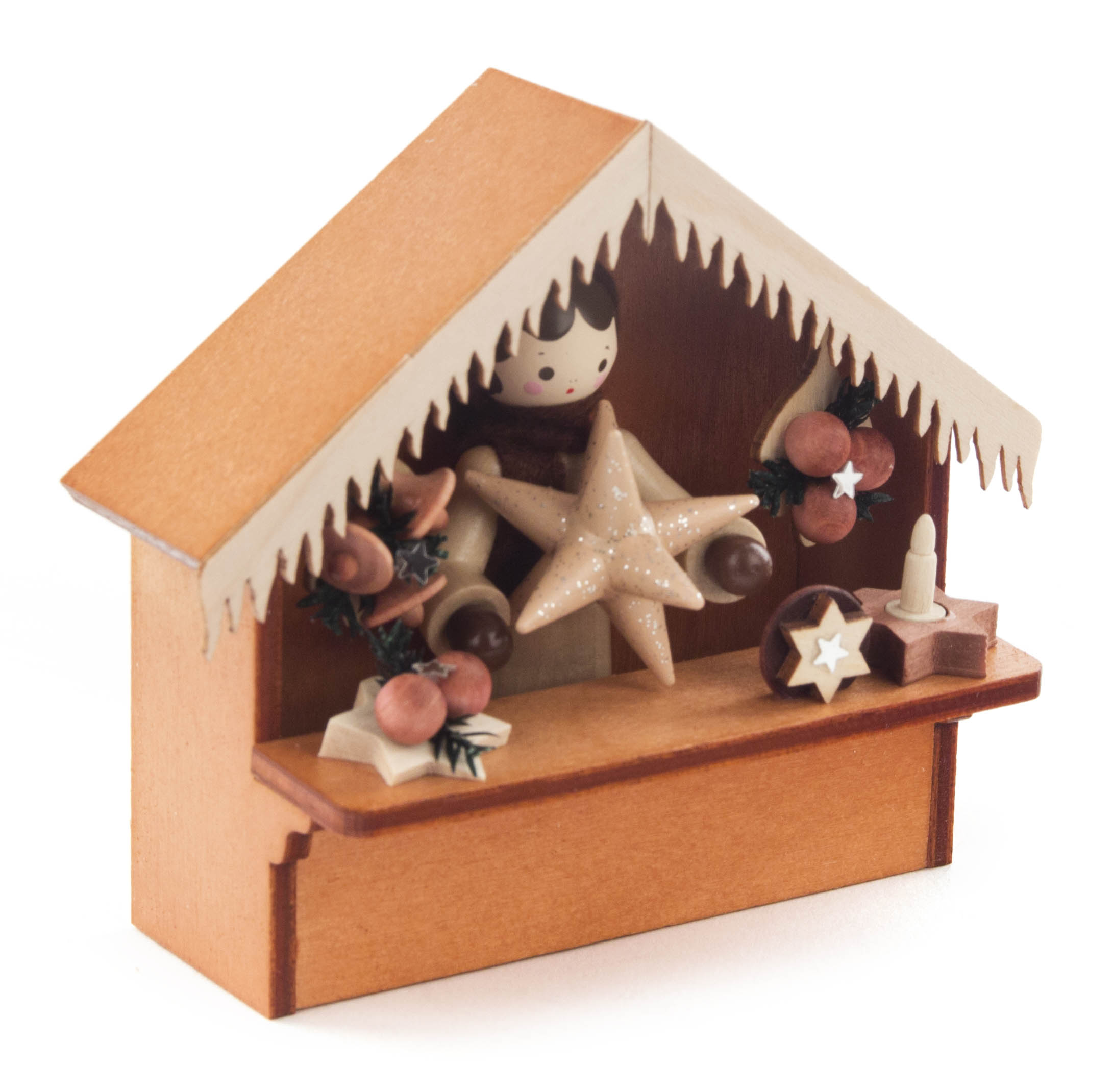 Holzmodell einer Weihnachtsmarktbude mit schneebedecktem Giebel. Drinnen steht ein Engel mit Stern in der Hand, umgeben von kleinen Dekorationen.