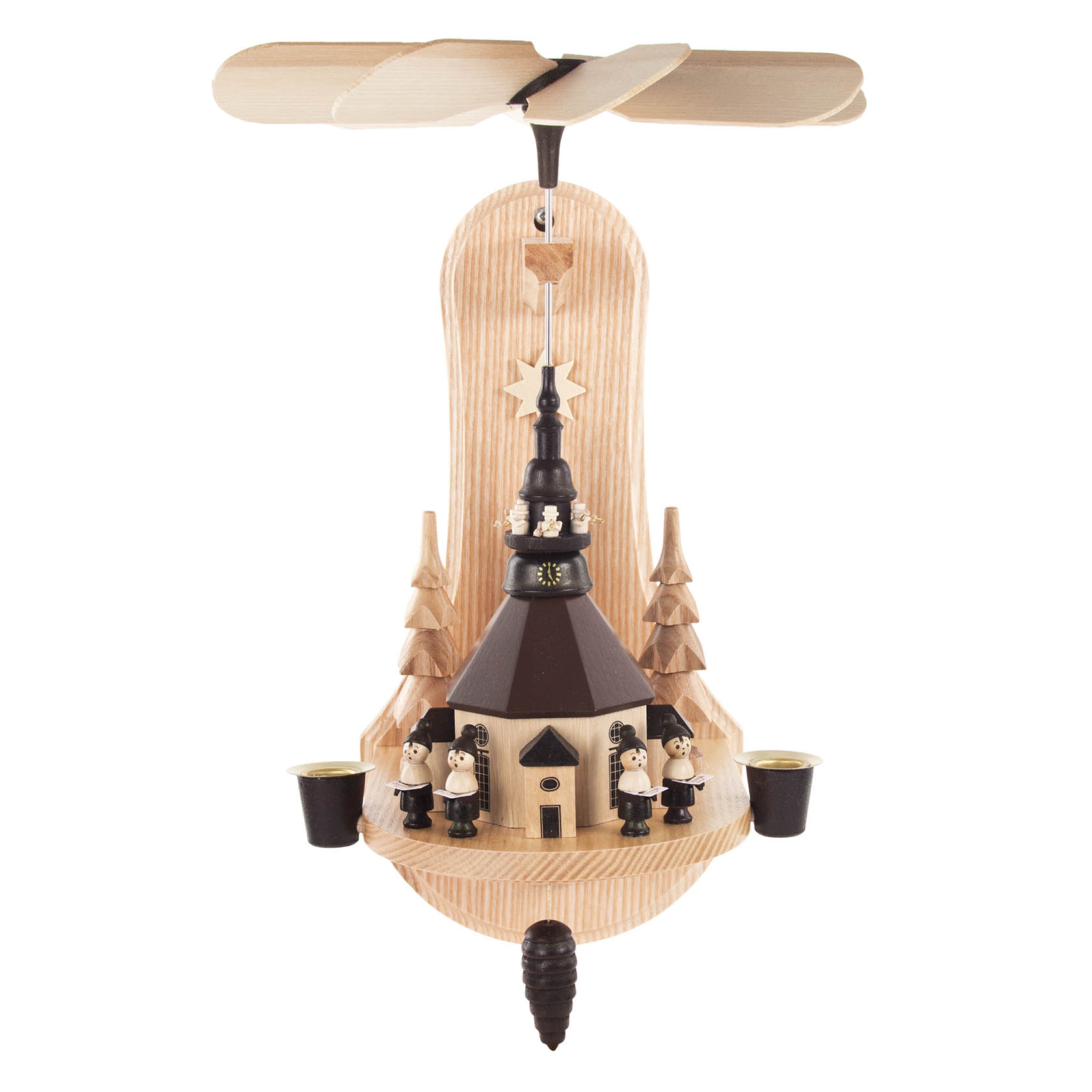Wandpyramide aus Holz mit einer Seiffener Kirche in der Mitte, umgeben von kleinen Kurrendesängern und zwei Turmbläsern, sowie zwei Kerzenhalter. im Dregeno Online Shop günstig kaufen