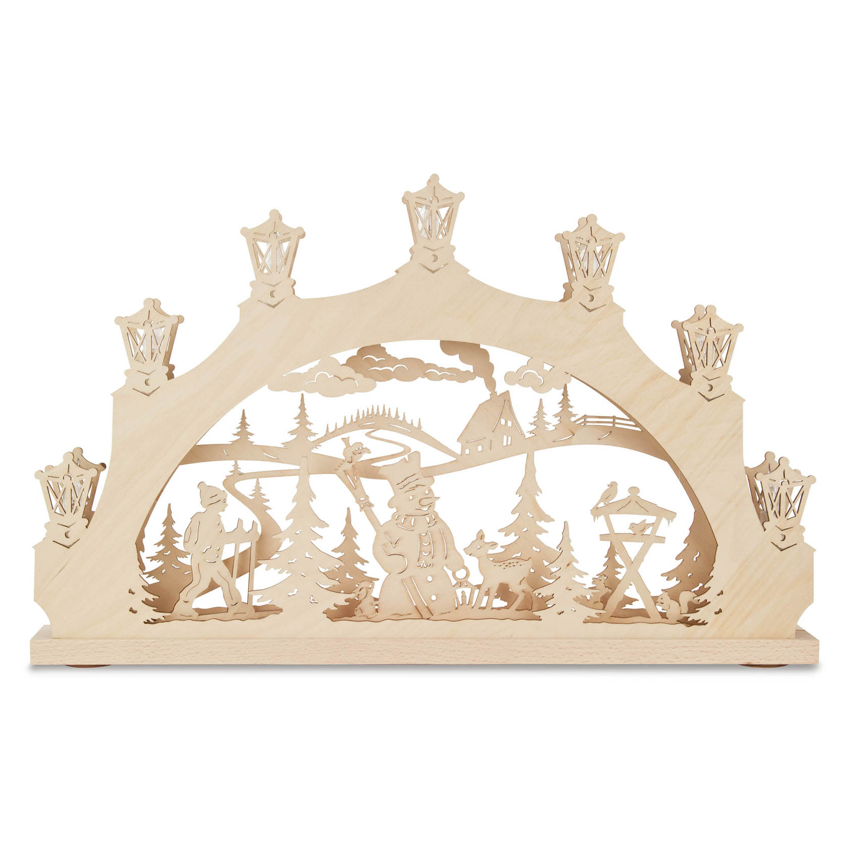 Schwibbogen aus Holz zeigt eine winterliche Waldszene mit einem Schneemann, einer Hütte im Hintergrund und einer Laterne; LED Beleuchtung integriert. im Dregeno Online Shop günstig kaufen