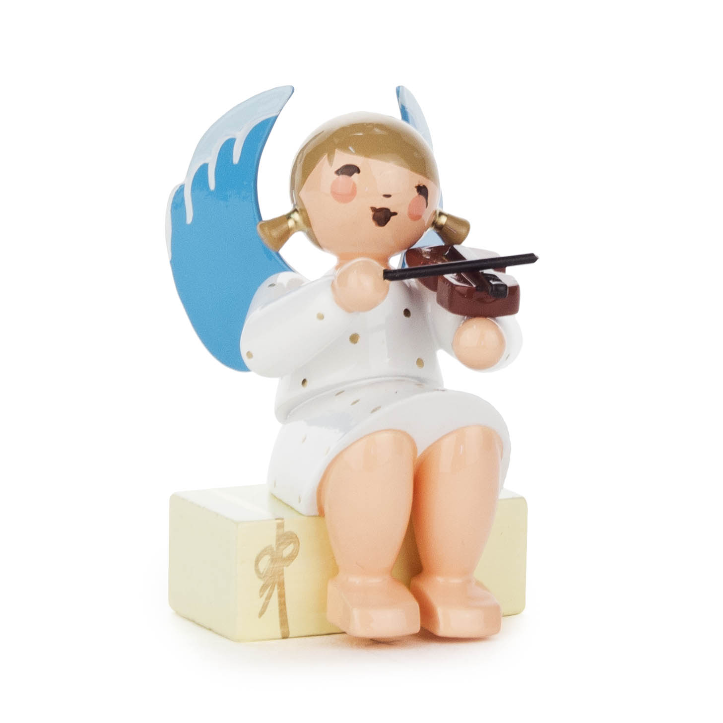 Holzengel mit blauen Flügeln, sitzt auf einem Geschenkpaket und spielt Geige. im Dregeno Online Shop günstig kaufen
